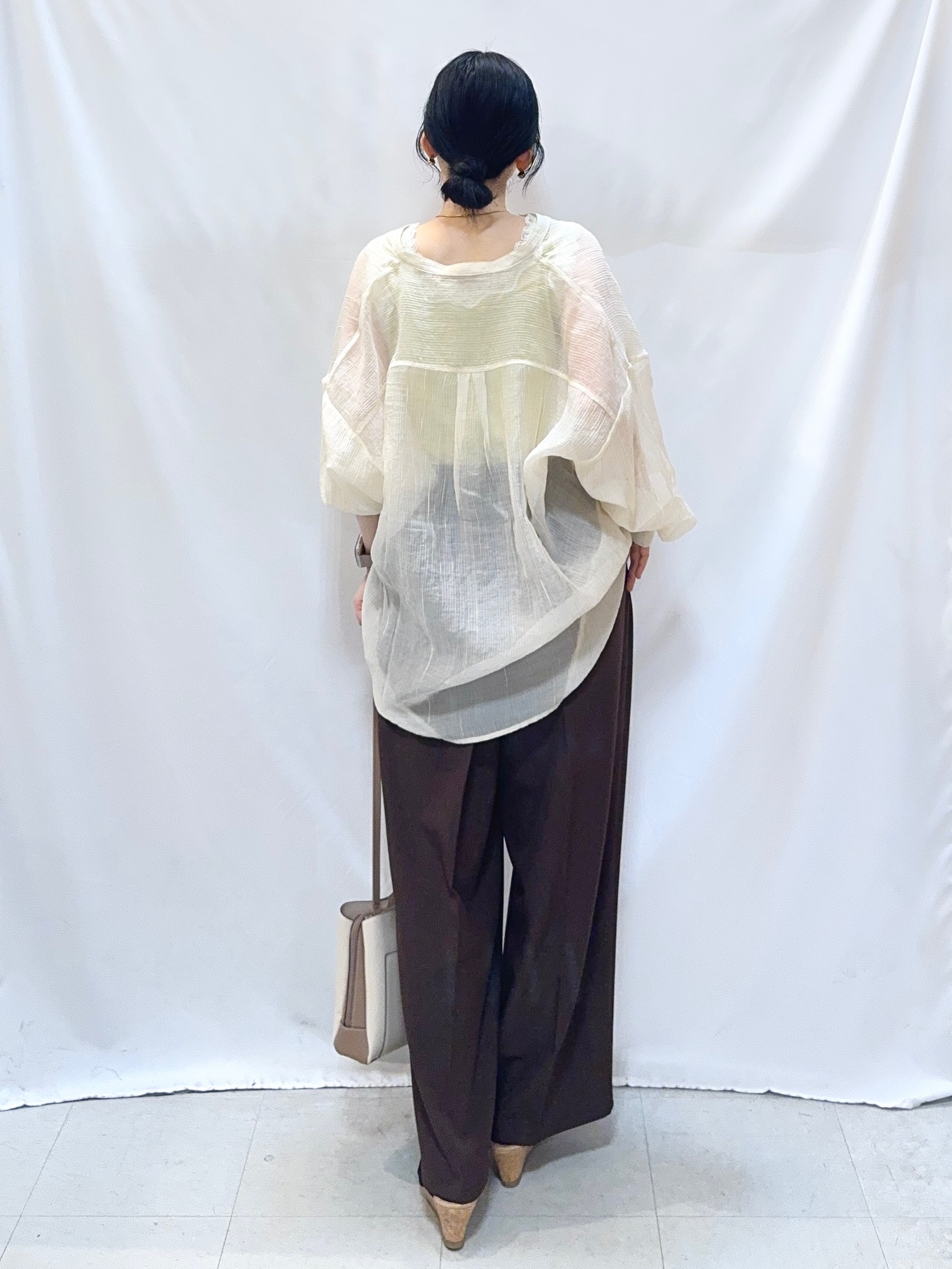 𝐇𝐢𝐫𝐨𝐦𝐢さんの「SHOO･LA･RUE｜【S-LL】大人のシアー感 風合い楽しむバンドカラーシャツ」を使ったコーディネート