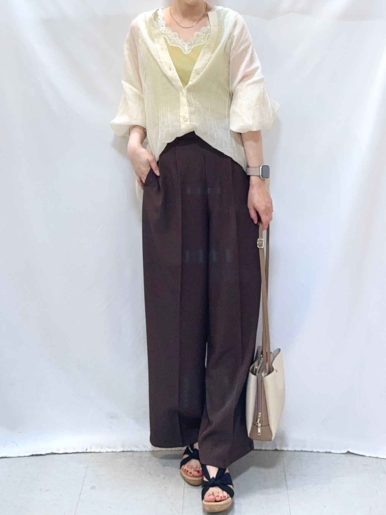 𝐇𝐢𝐫𝐨𝐦𝐢さんの「SHOO･LA･RUE｜【S-LL】大人のシアー感 風合い楽しむバンドカラーシャツ」を使ったコーディネート