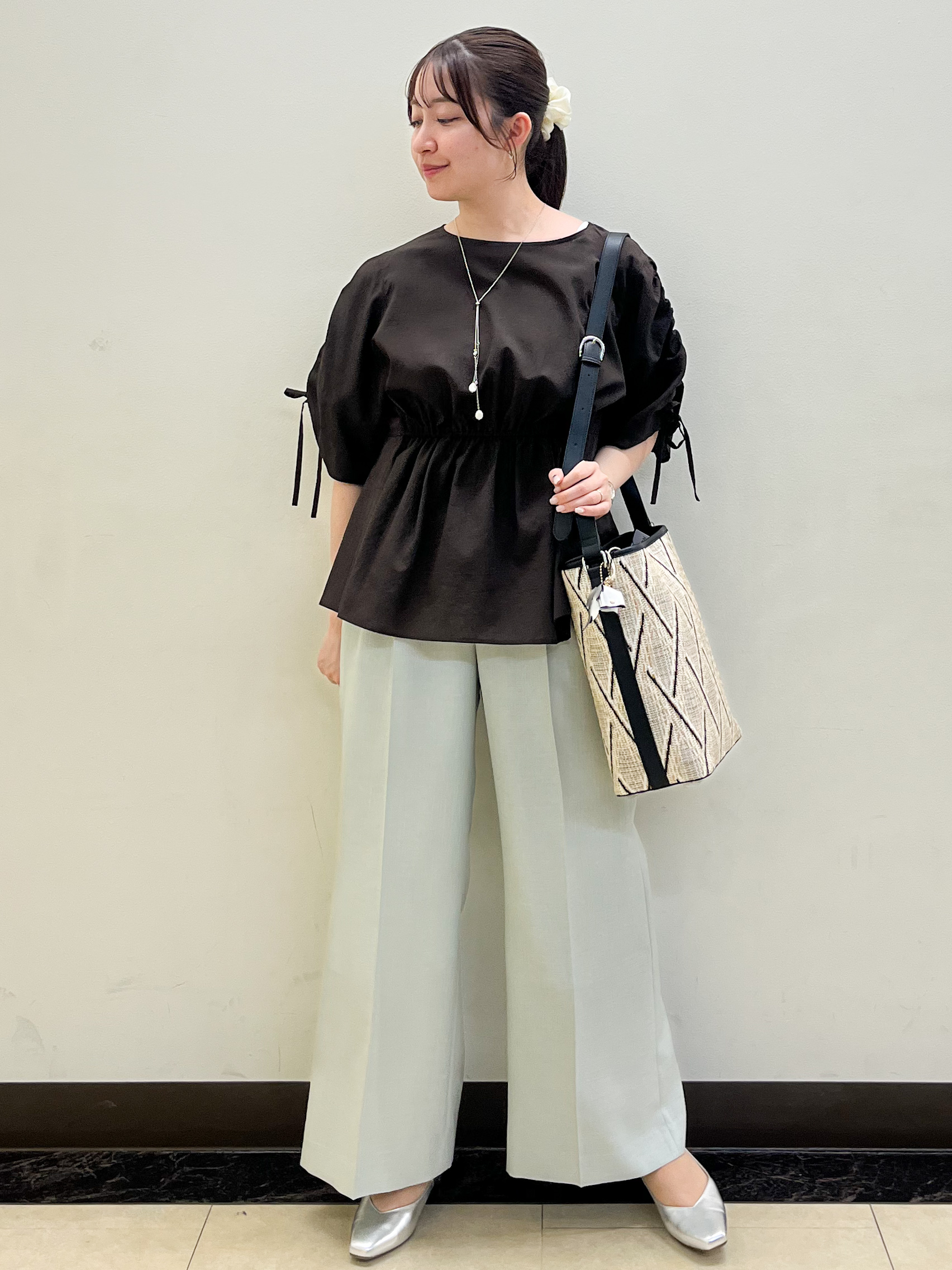 mikikoさんの「Reflect｜【通気性あり／涼しい／マシンウォッシャブル】ウエストギャザーブラウス」を使ったコーディネート