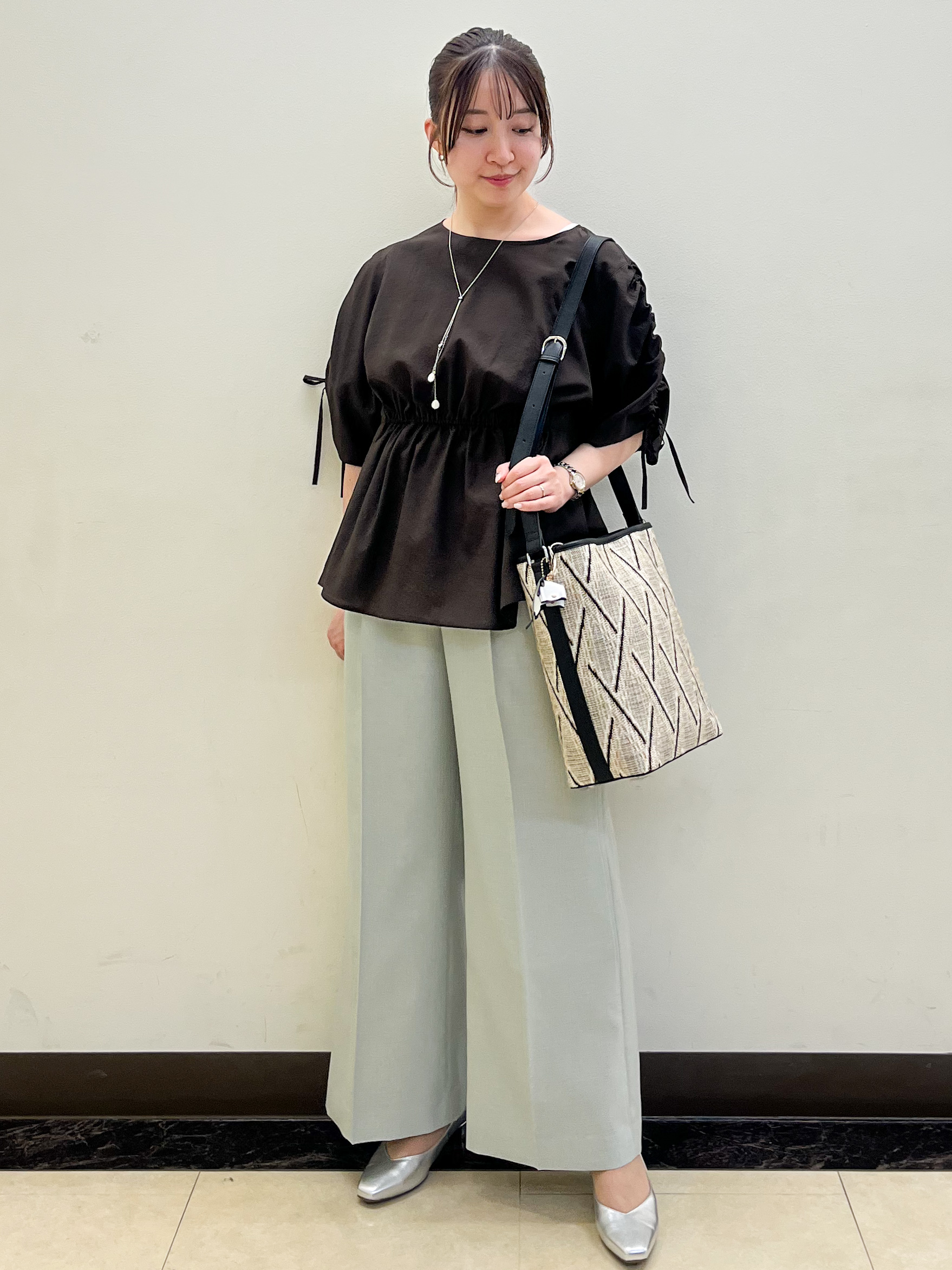 mikikoさんの「Reflect｜【通気性あり／涼しい／マシンウォッシャブル】ウエストギャザーブラウス」を使ったコーディネート