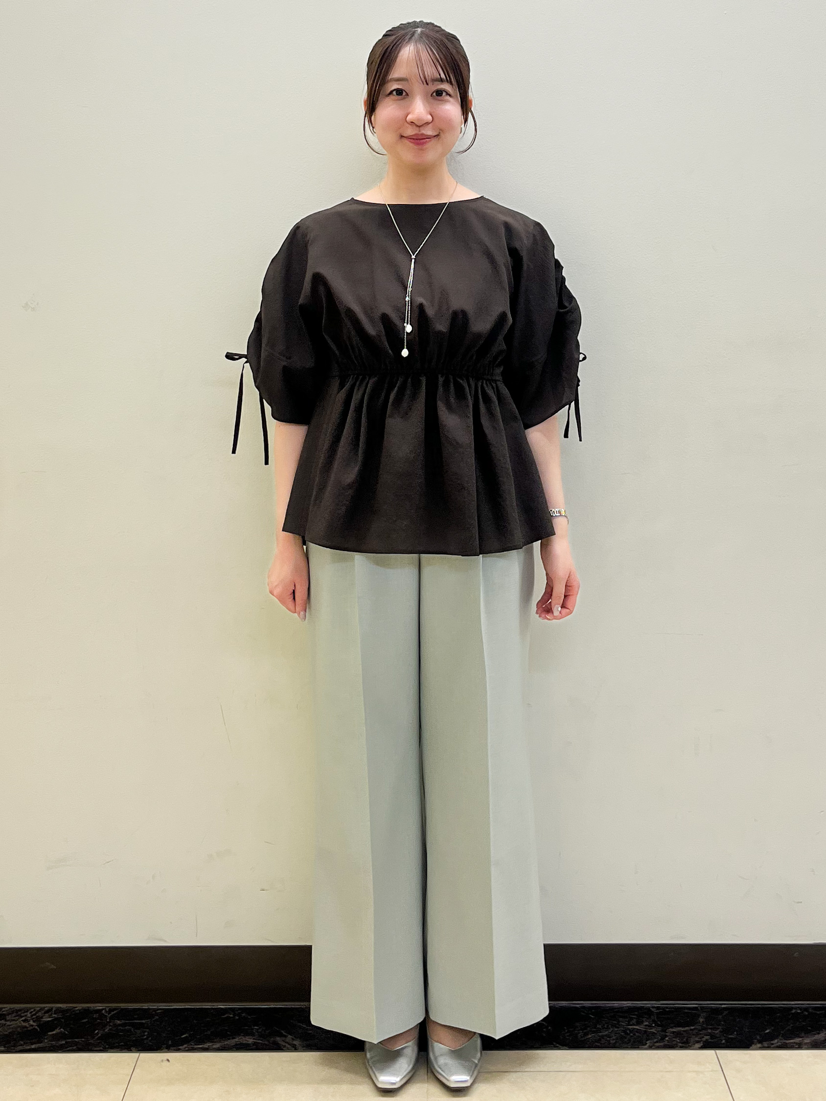 mikikoさんの「Reflect｜【通気性あり／涼しい／マシンウォッシャブル】ウエストギャザーブラウス」を使ったコーディネート