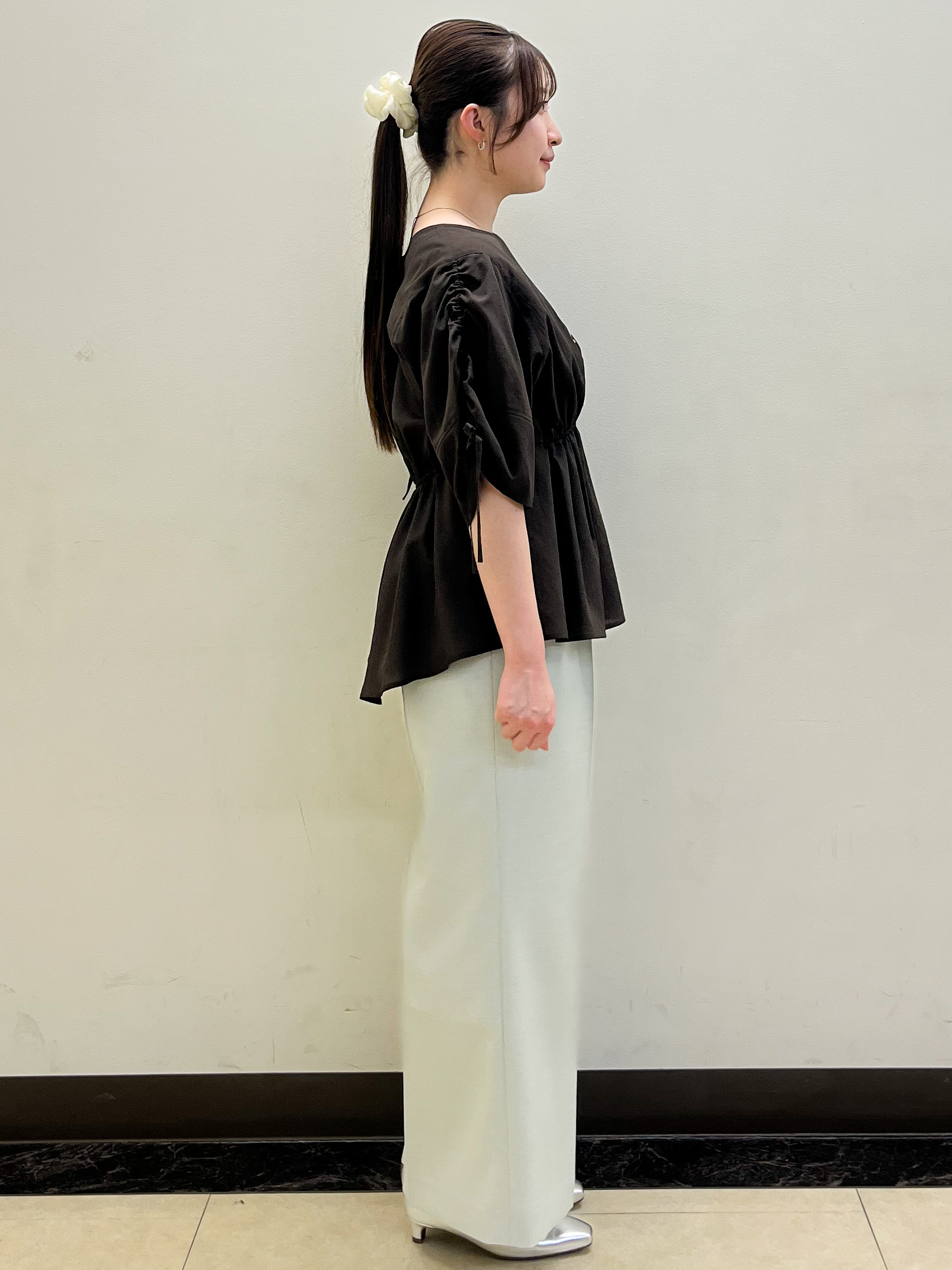mikikoさんの「Reflect｜【通気性あり／涼しい／マシンウォッシャブル】ウエストギャザーブラウス」を使ったコーディネート