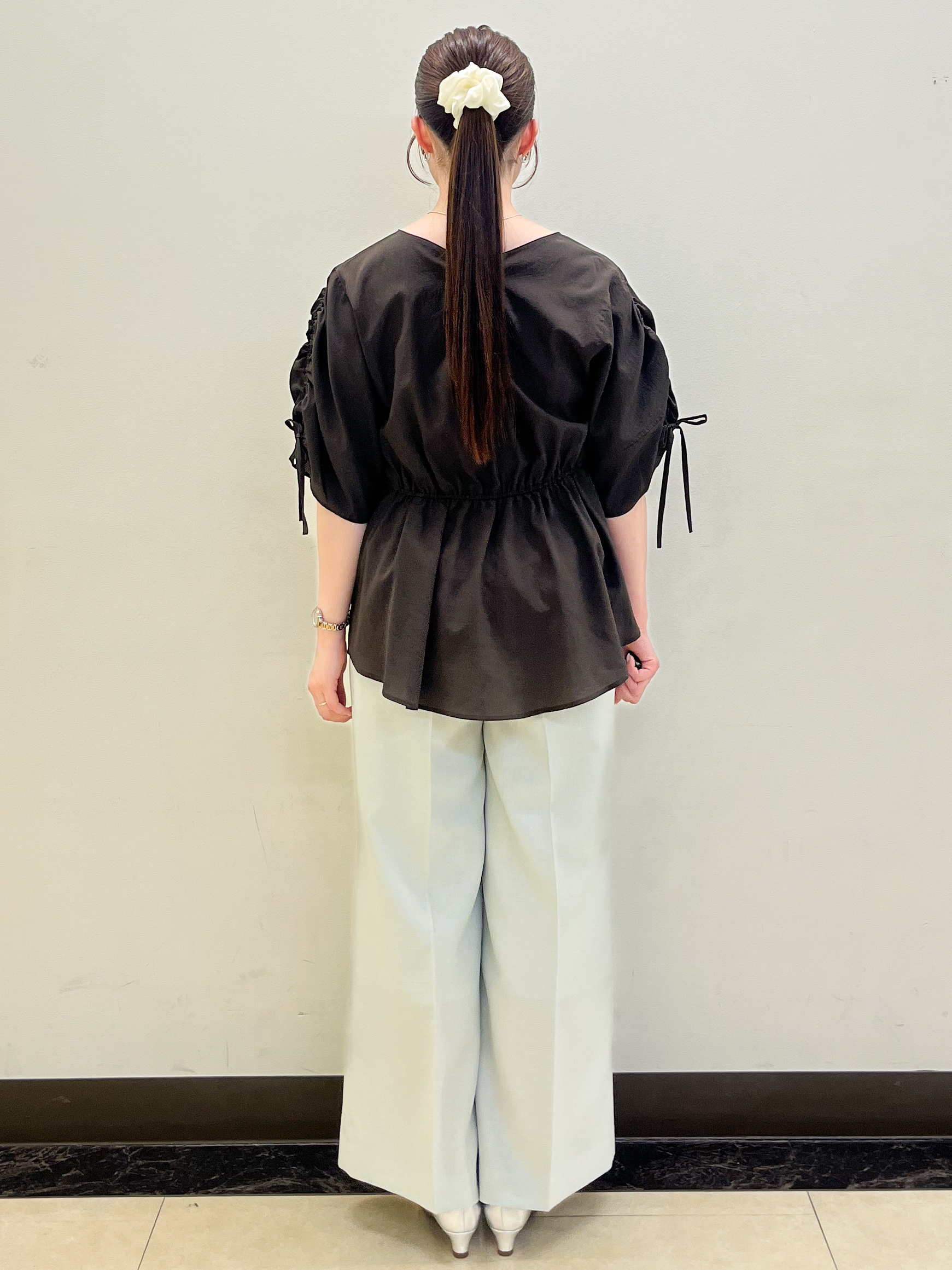 mikikoさんの「Reflect｜【通気性あり／涼しい／マシンウォッシャブル】ウエストギャザーブラウス」を使ったコーディネート