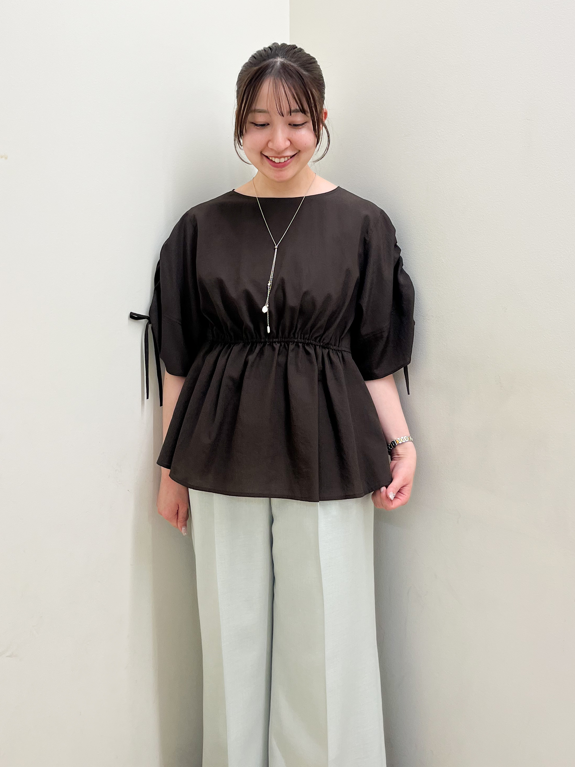 mikikoさんの「Reflect｜【通気性あり／涼しい／マシンウォッシャブル】ウエストギャザーブラウス」を使ったコーディネート