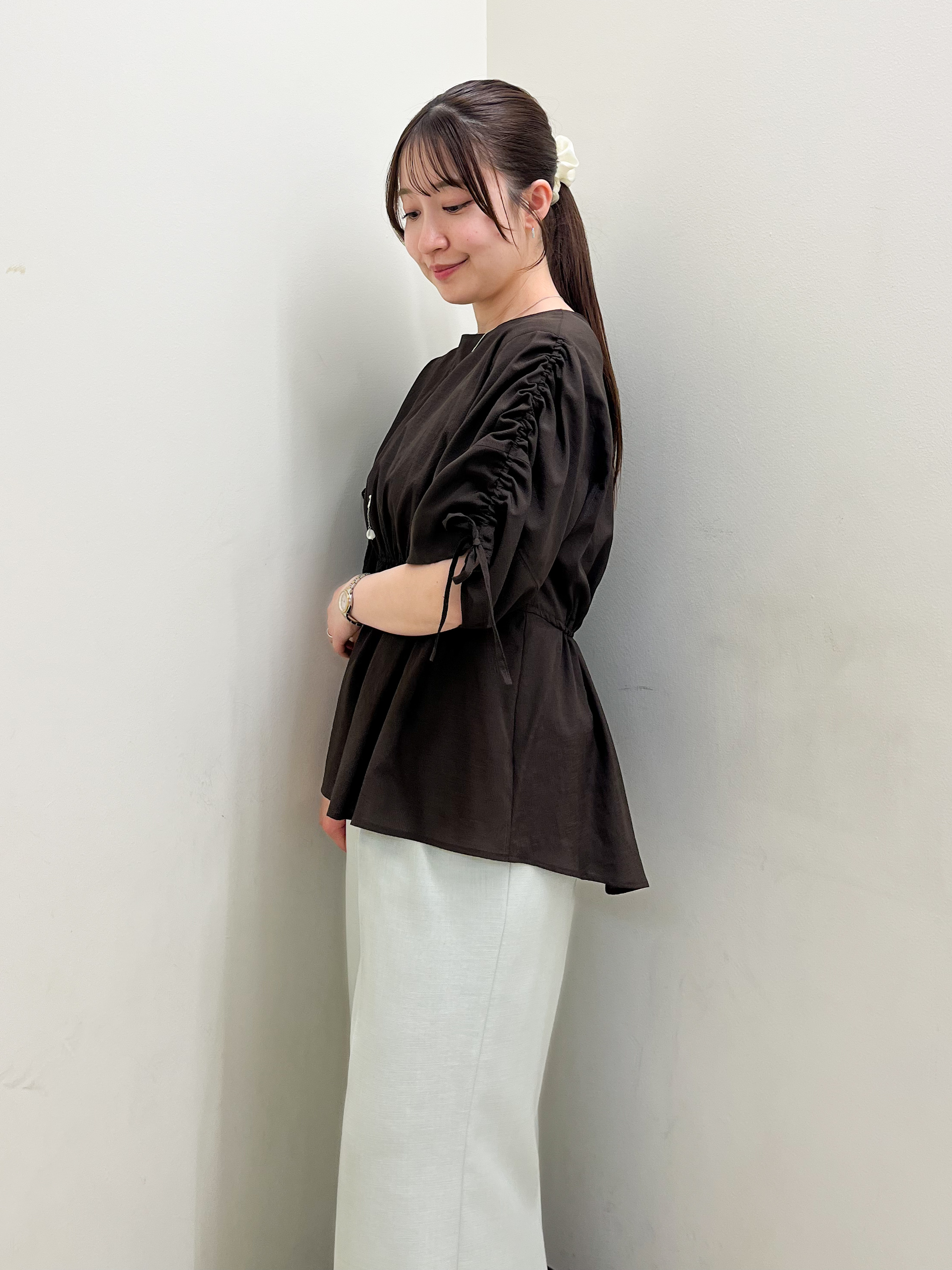 mikikoさんの「Reflect｜【通気性あり／涼しい／マシンウォッシャブル】ウエストギャザーブラウス」を使ったコーディネート