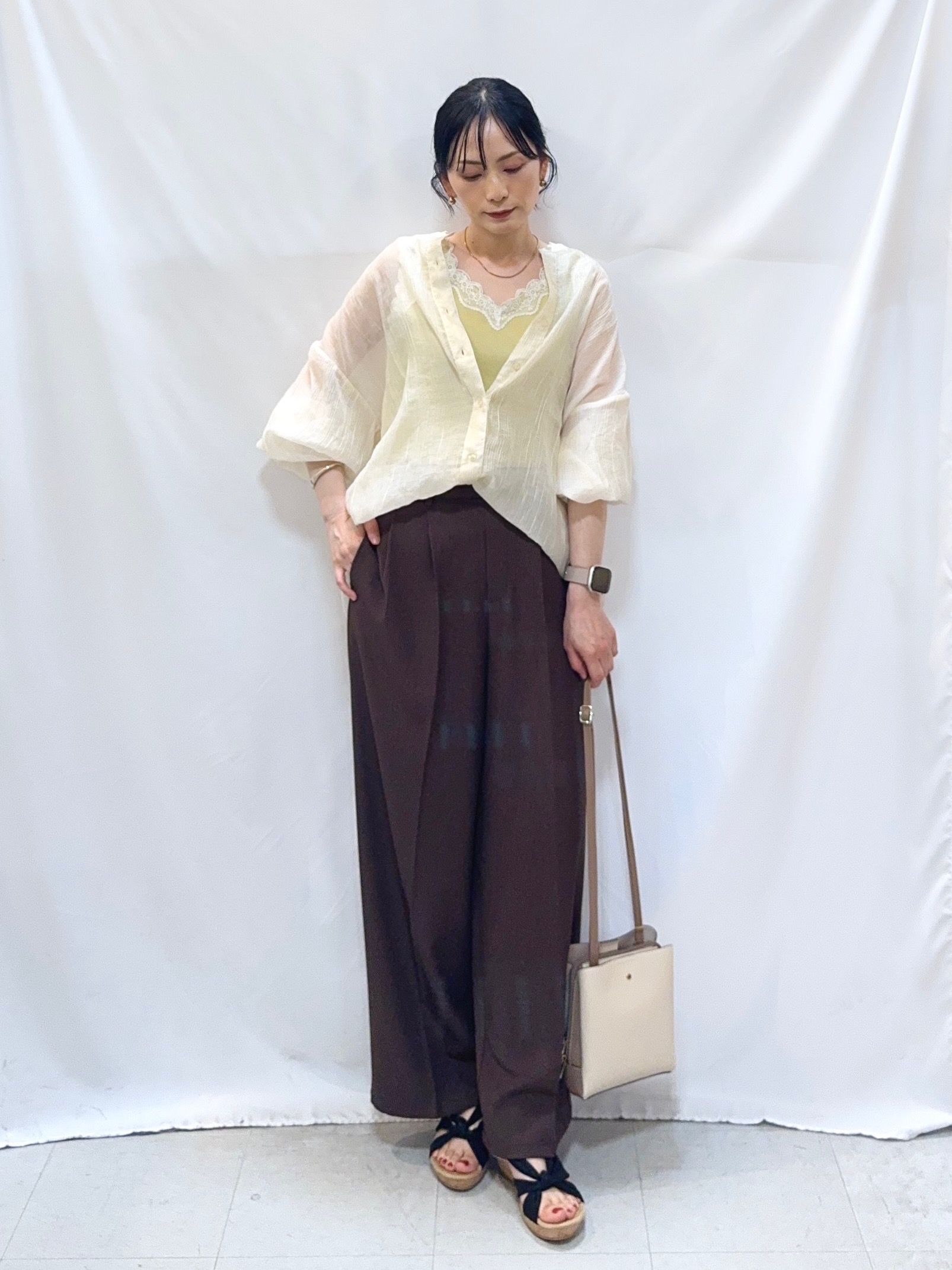 𝐇𝐢𝐫𝐨𝐦𝐢さんの「SHOO･LA･RUE｜【S-LL】大人のシアー感 風合い楽しむバンドカラーシャツ」を使ったコーディネート