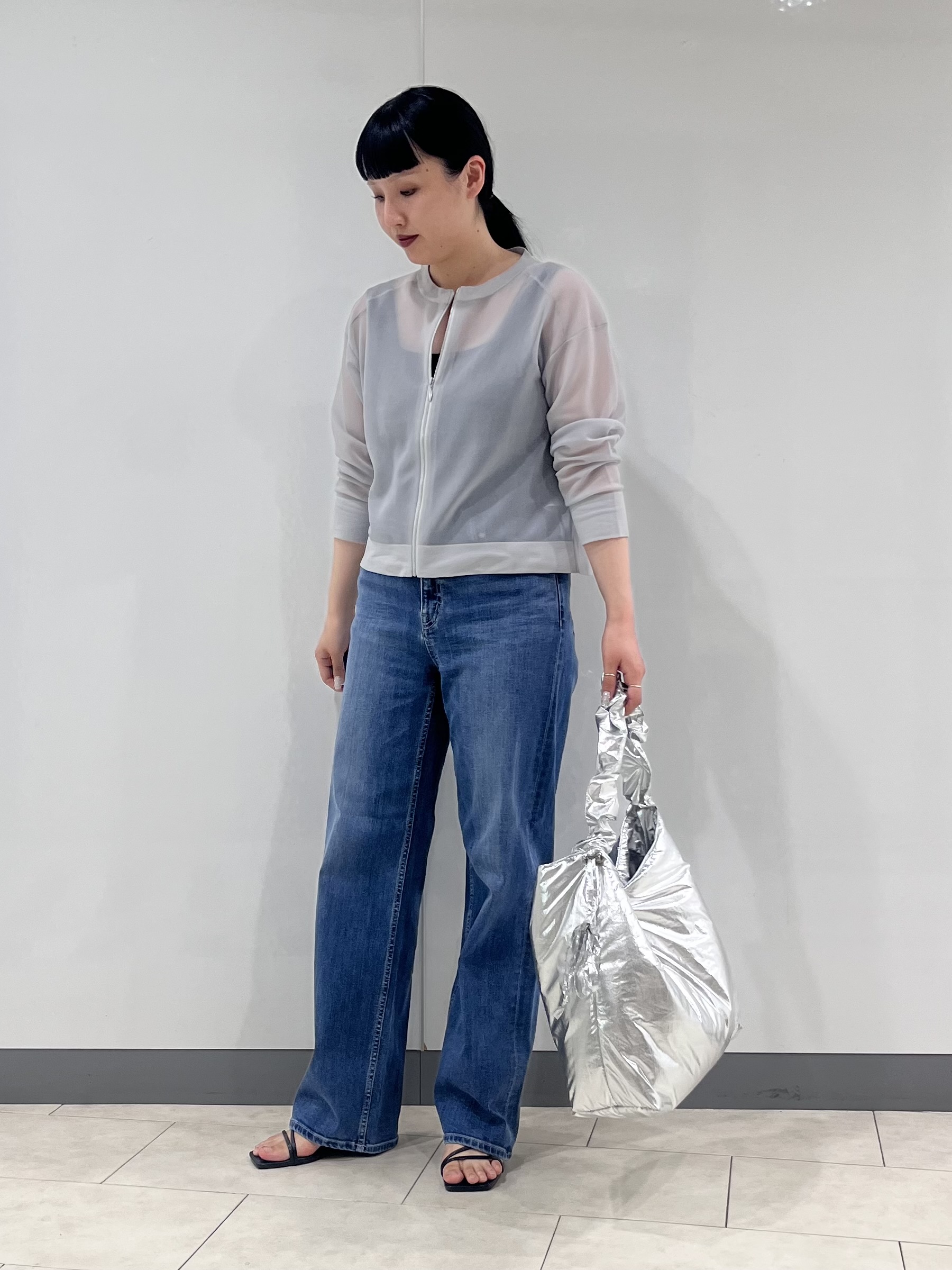 hasuさんの「INDIVI｜【洗える／シアーラメ】ブルゾン風ジップアップニットカーディガン」を使ったコーディネート