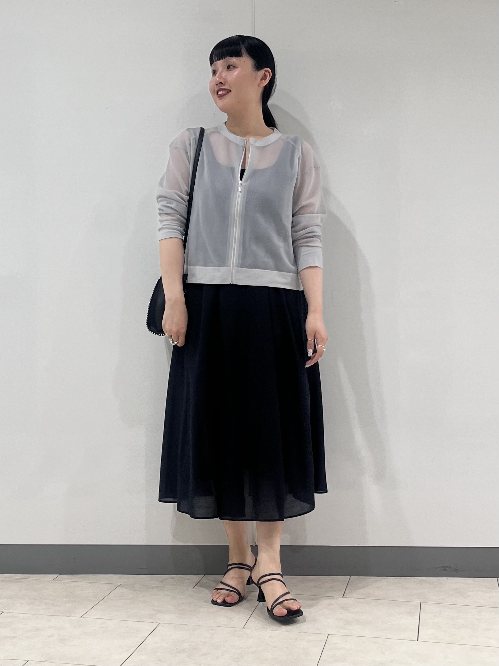 hasuさんの「INDIVI｜【洗える／シアーラメ】ブルゾン風ジップアップニットカーディガン」を使ったコーディネート