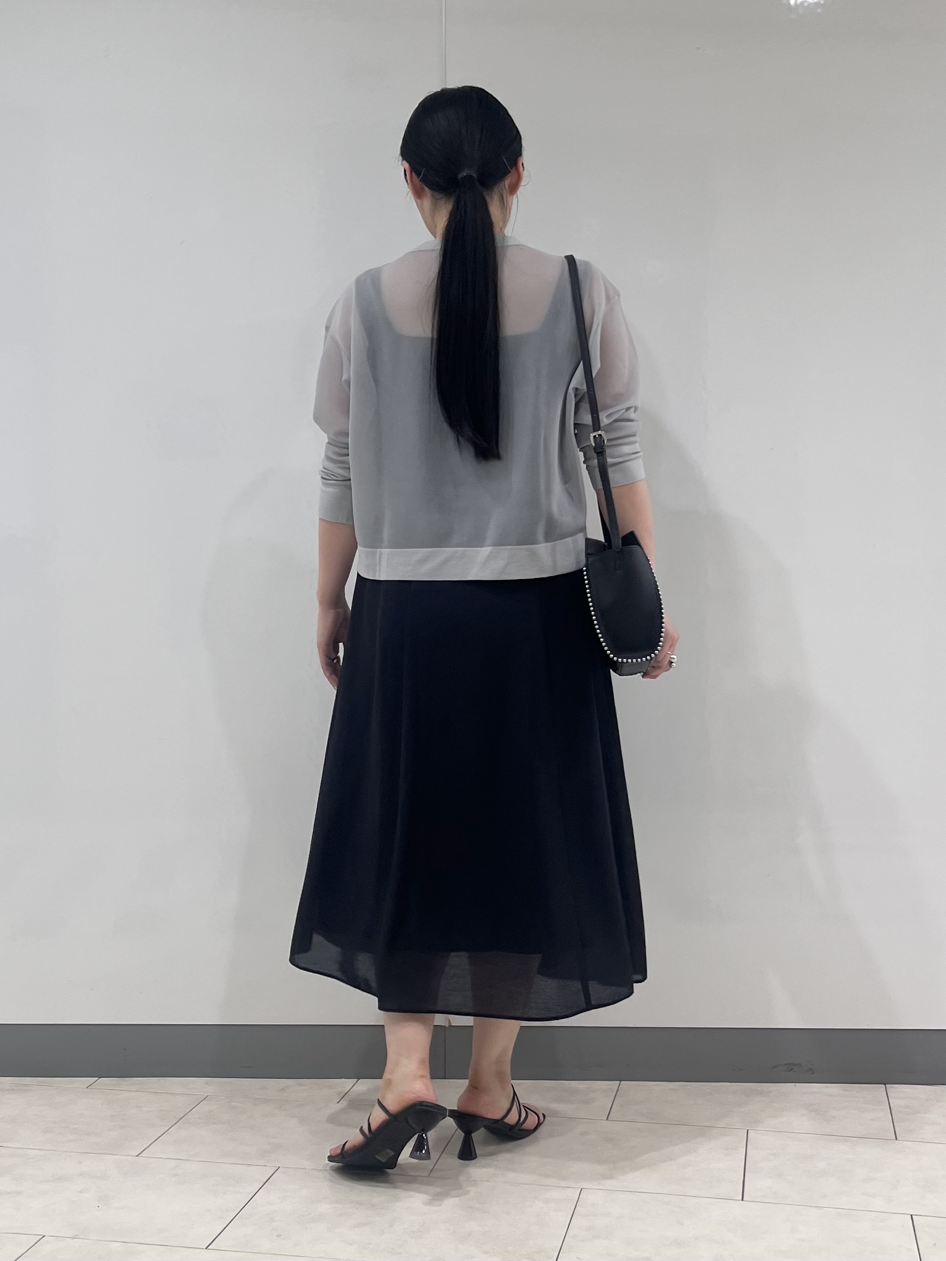 hasuさんの「INDIVI｜【洗える／シアーラメ】ブルゾン風ジップアップニットカーディガン」を使ったコーディネート