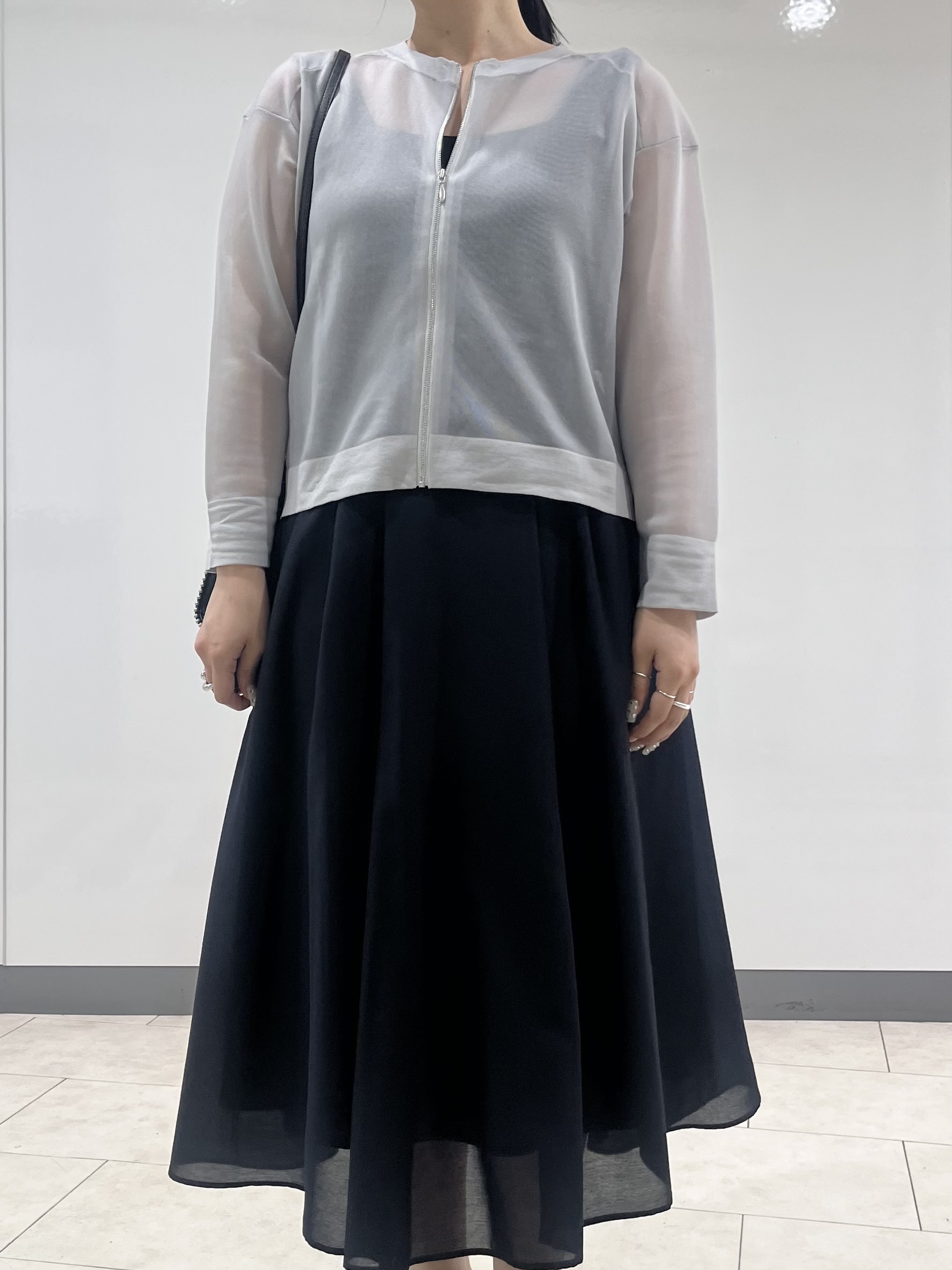 hasuさんの「INDIVI｜【洗える／シアーラメ】ブルゾン風ジップアップニットカーディガン」を使ったコーディネート