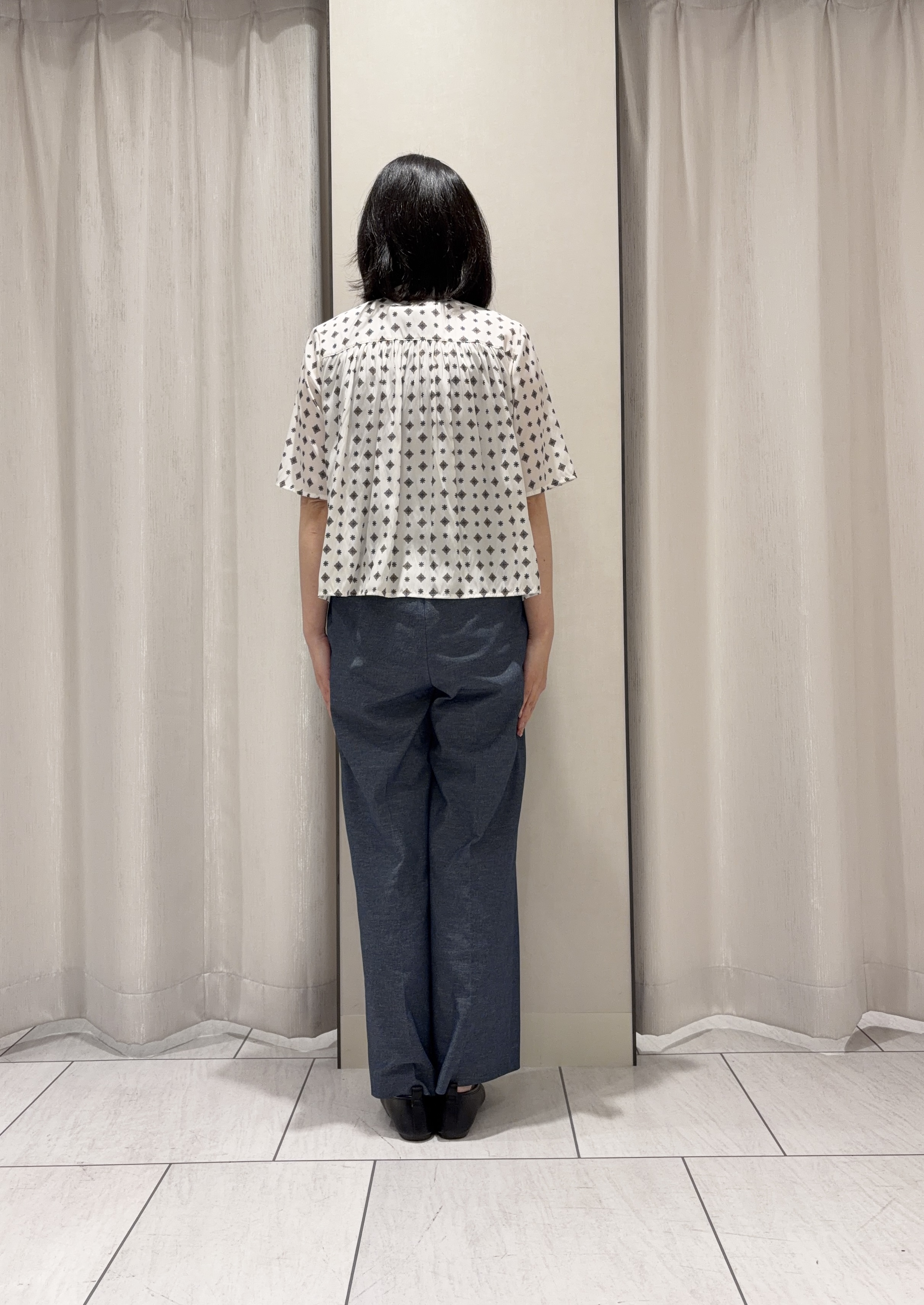わたなべさんの「UNTITLED｜【洗える/きれいめ柄】コモンプリントブラウス」を使ったコーディネート