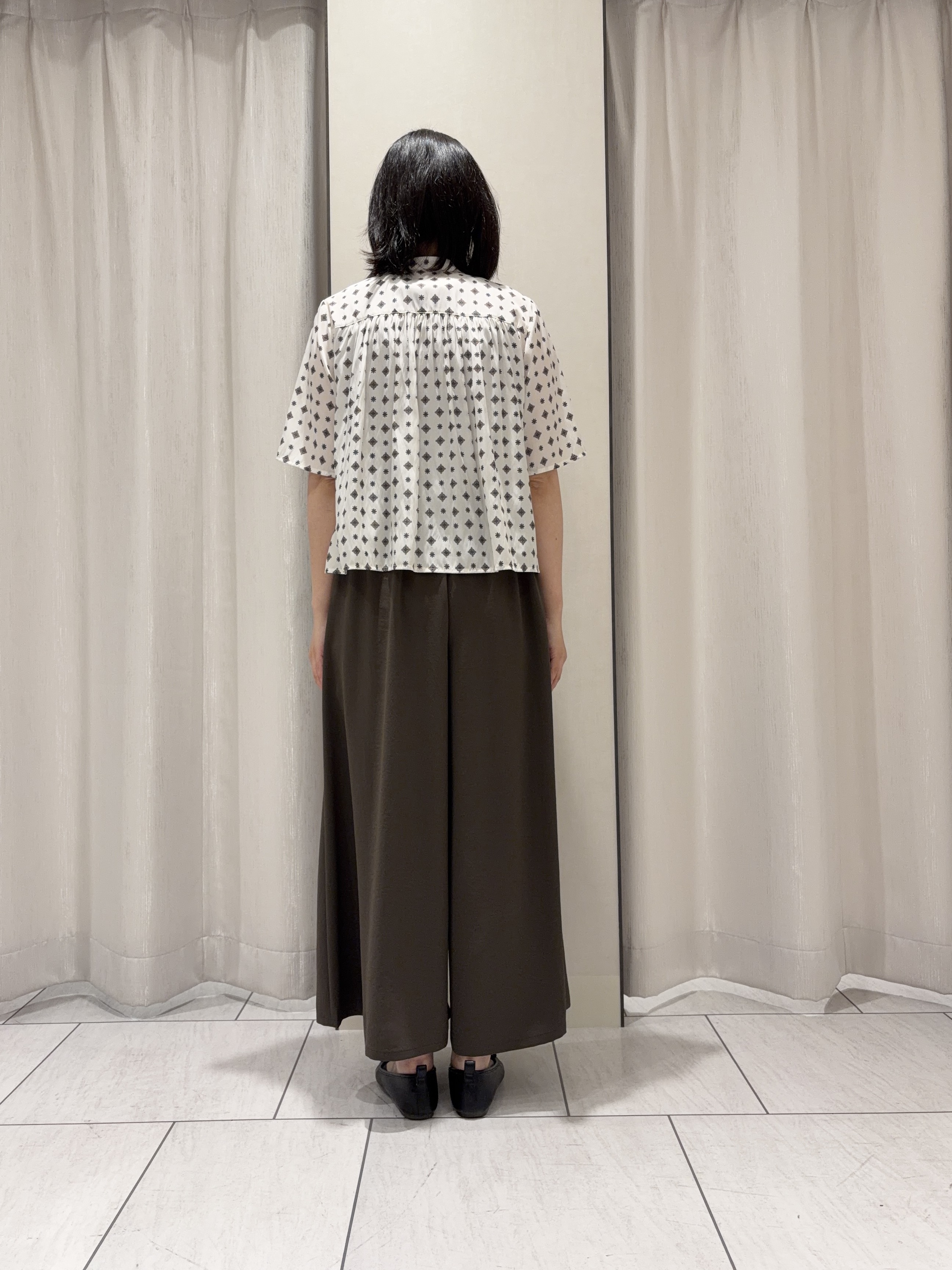 わたなべさんの「UNTITLED｜【洗える/きれいめ柄】コモンプリントブラウス」を使ったコーディネート