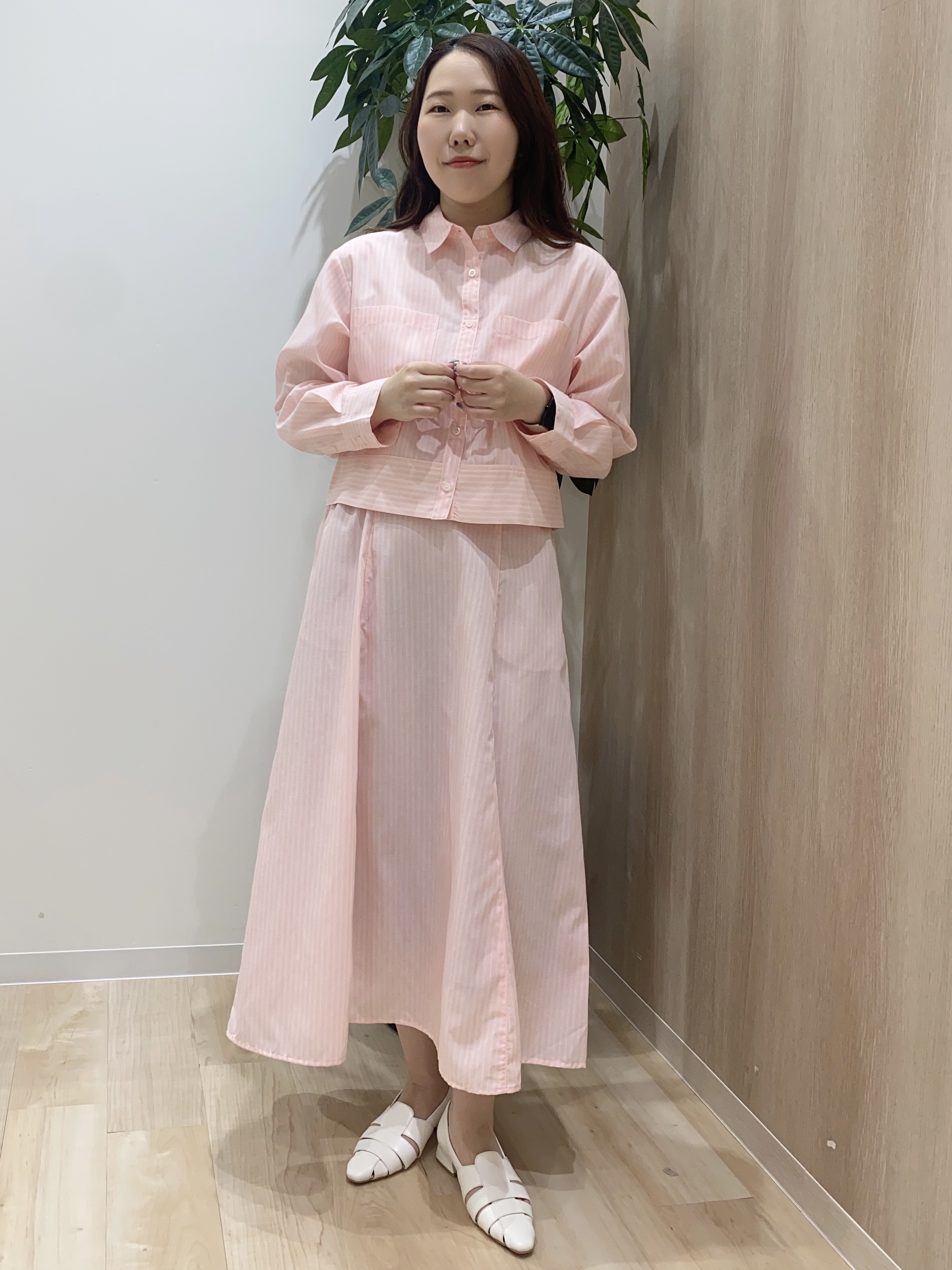 HANAさんの「grove｜【貴島明日香さん着用／イージーケア／接触冷感】麻混クロップドシャツ」を使ったコーディネート