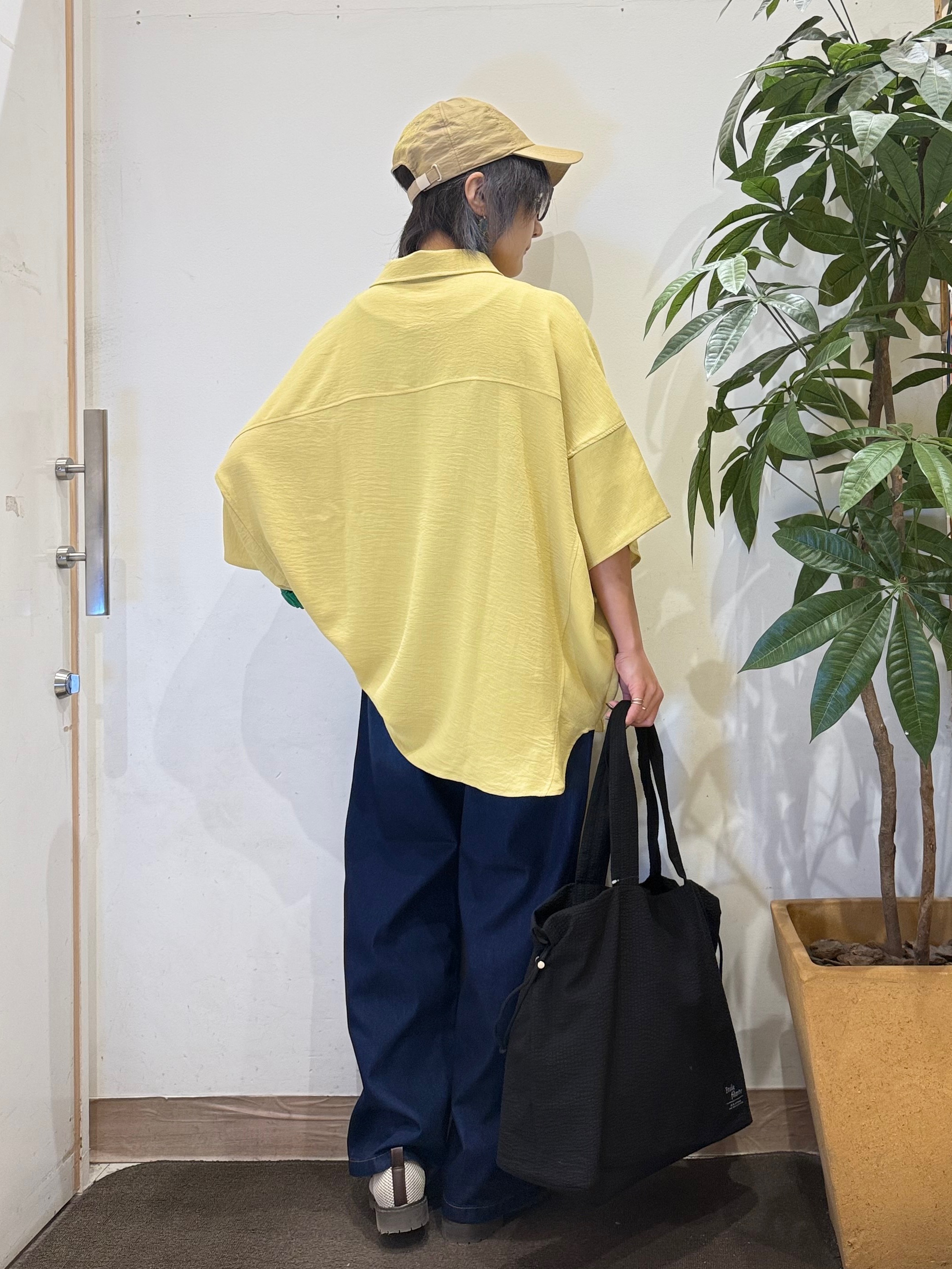 misakiさんの「SHOO･LA･RUE｜【高レビュー/洗濯後しわになりにくい/体型カバー】きちんとゆるっと 大人の抜け感 ポンチョ風カラーシ」を使ったコーディネート