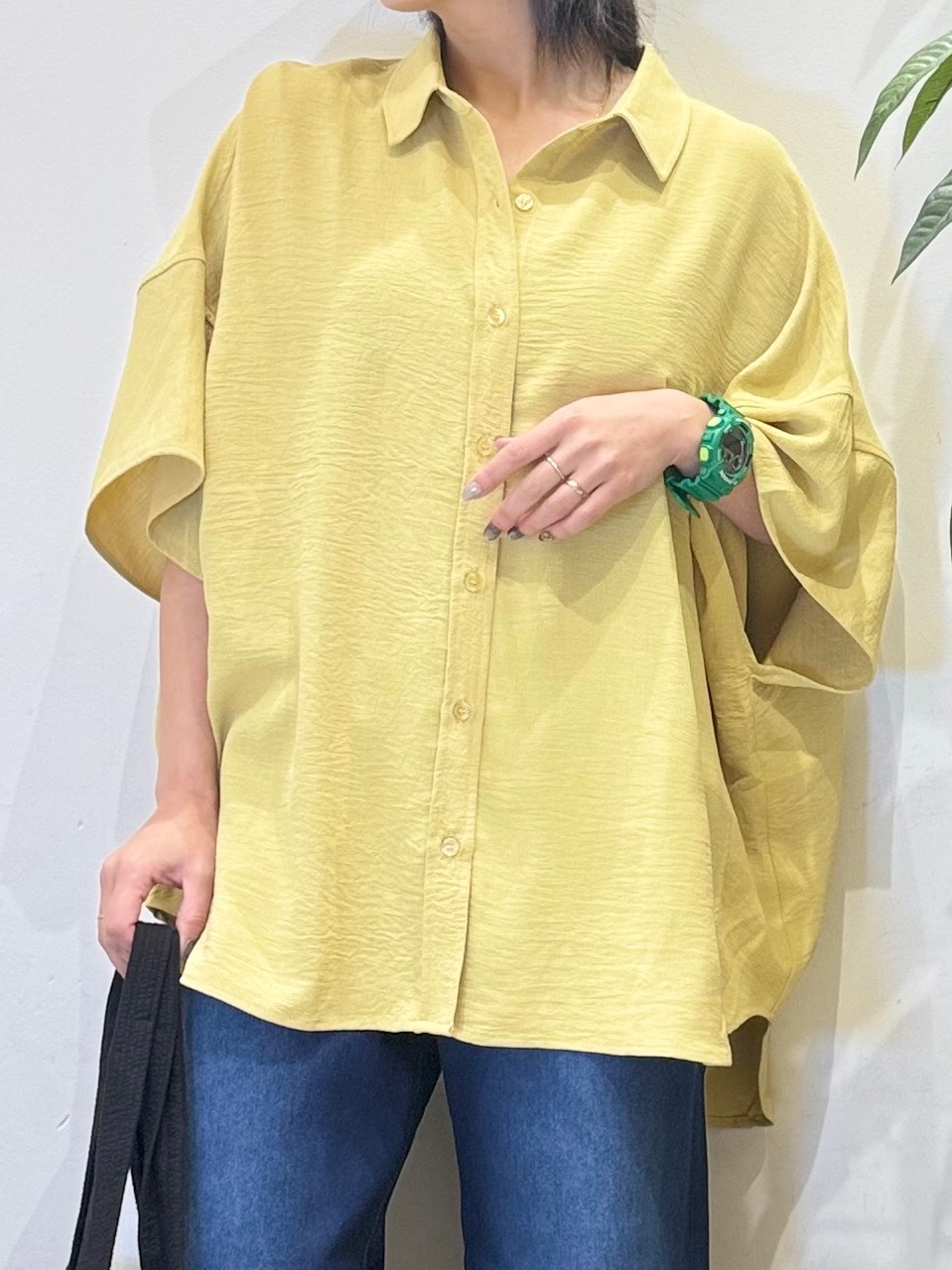 misakiさんの「SHOO･LA･RUE｜【高レビュー/洗濯後しわになりにくい/体型カバー】きちんとゆるっと 大人の抜け感 ポンチョ風カラーシ」を使ったコーディネート