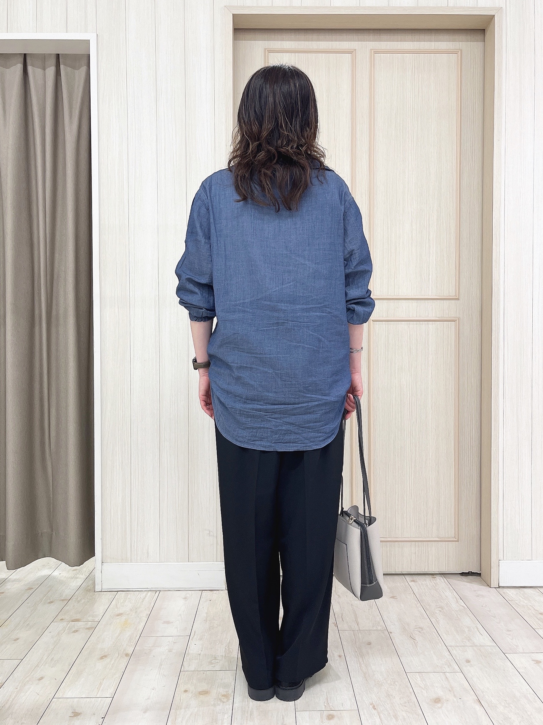 kaneさんの「SHOO･LA･RUE｜【綿100%/UV/S-LL/体型カバー】優しく透ける 柔らかシアーデニムシャツ」を使ったコーディネート