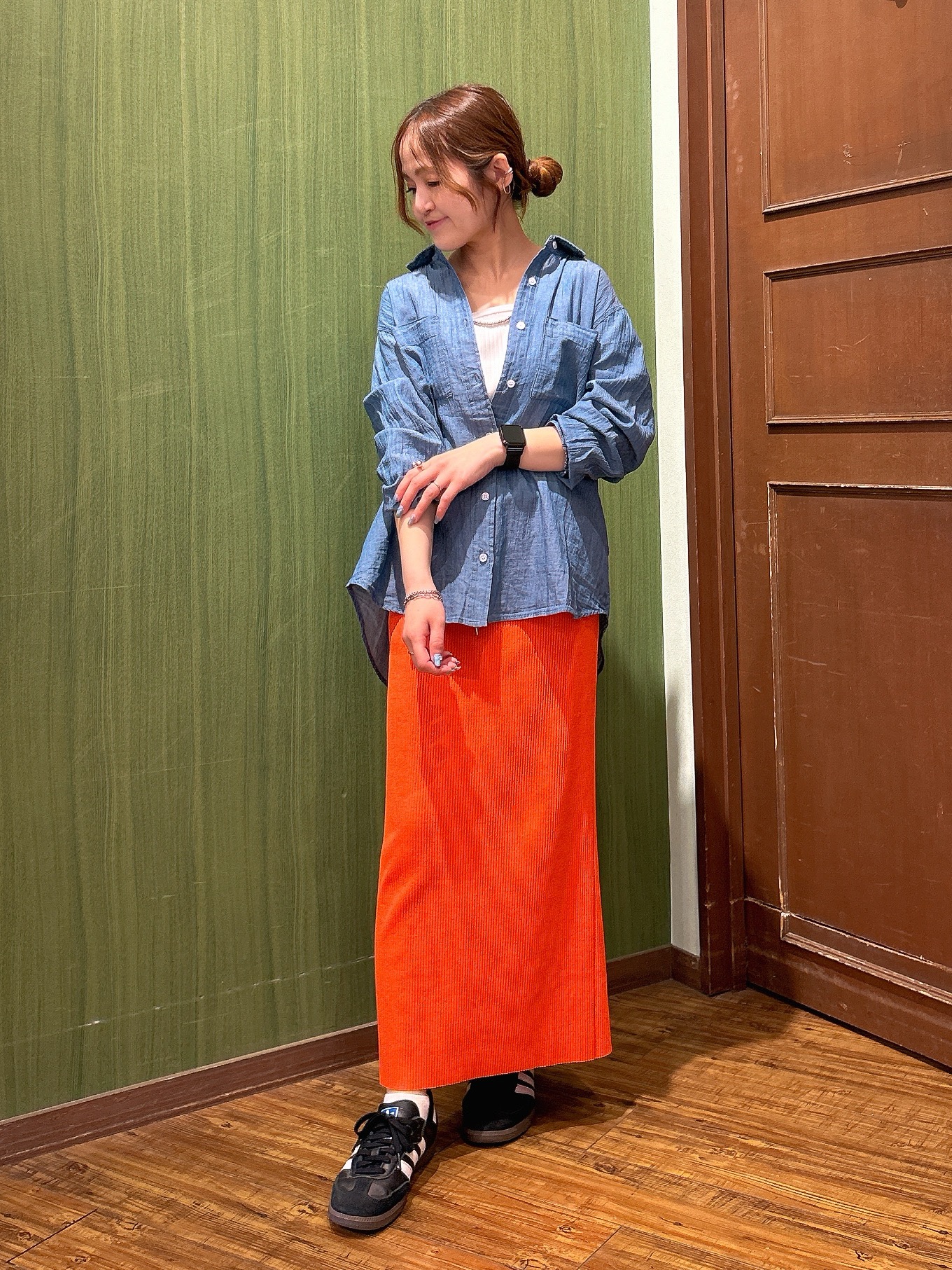 かおりさんの「SHOO･LA･RUE｜【綿100%/UV/S-LL/体型カバー】優しく透ける 柔らかシアーデニムシャツ」を使ったコーディネート