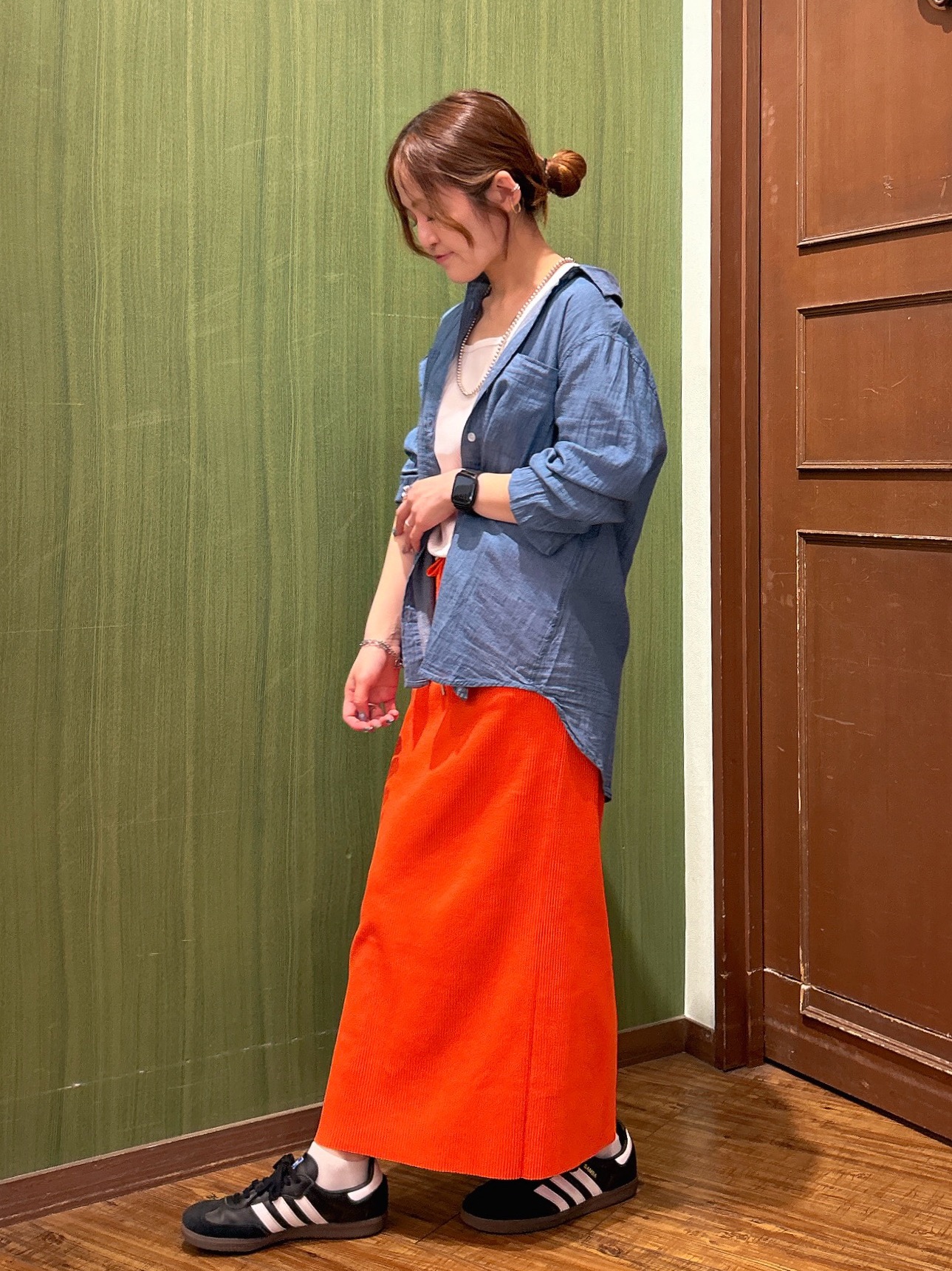 かおりさんの「SHOO･LA･RUE｜【綿100%/UV/S-LL/体型カバー】優しく透ける 柔らかシアーデニムシャツ」を使ったコーディネート