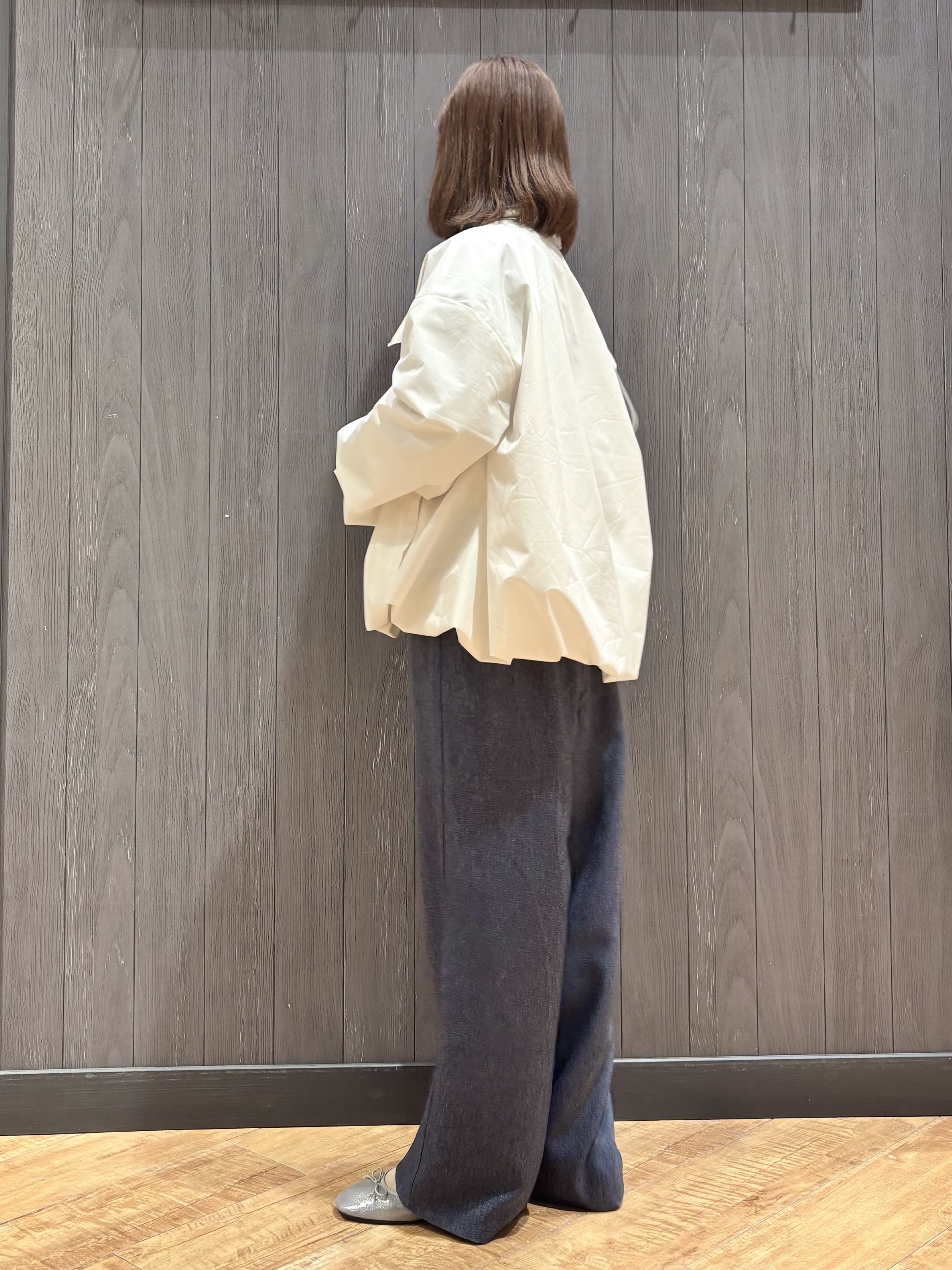 meiさんの「SHOO･LA･RUE｜【防風/撥水/S-LL】お顔回りすっきり見え　Vネックバルーンブルゾン」を使ったコーディネート