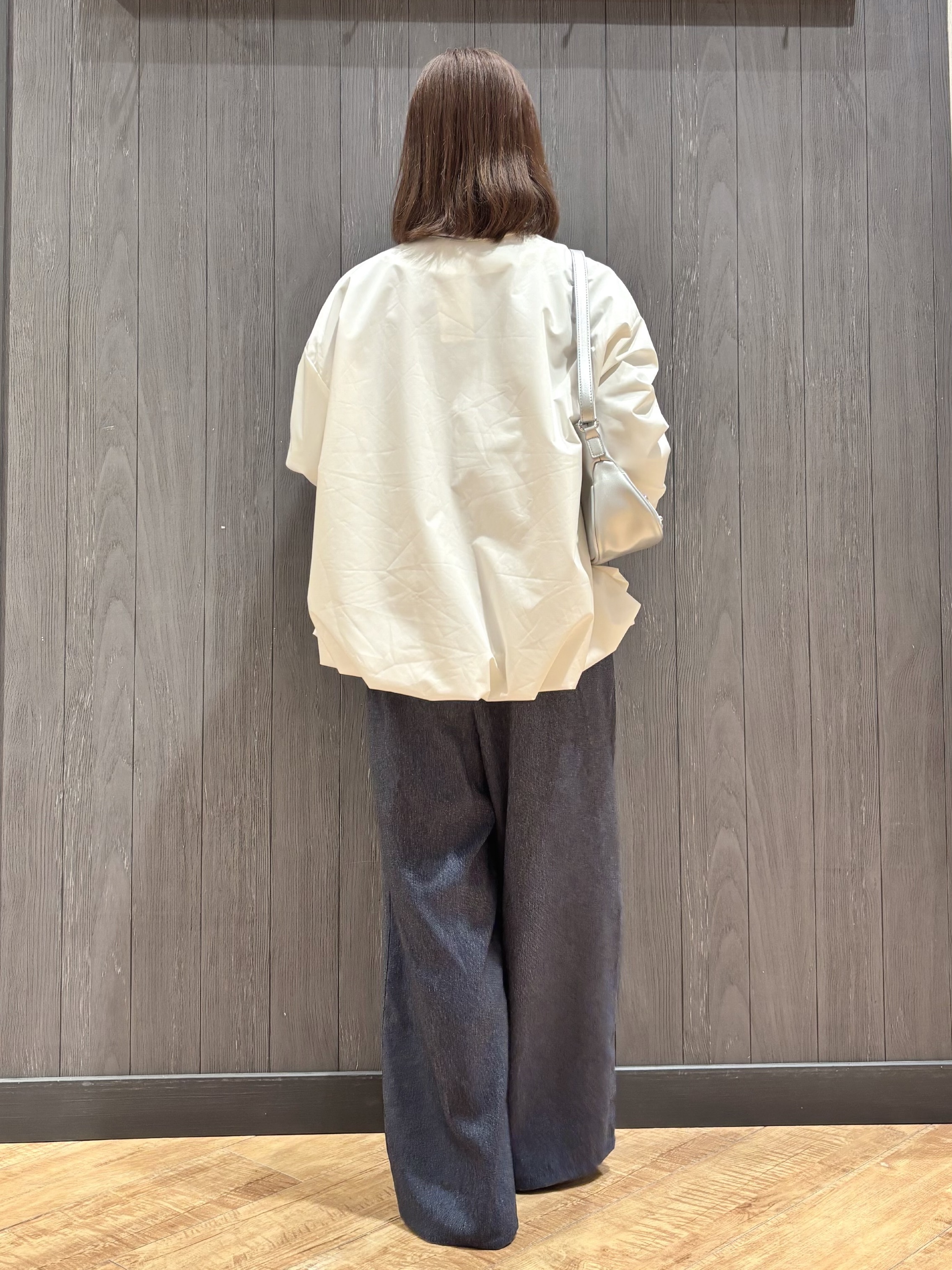 meiさんの「SHOO･LA･RUE｜【防風/撥水/S-LL】お顔回りすっきり見え　Vネックバルーンブルゾン」を使ったコーディネート