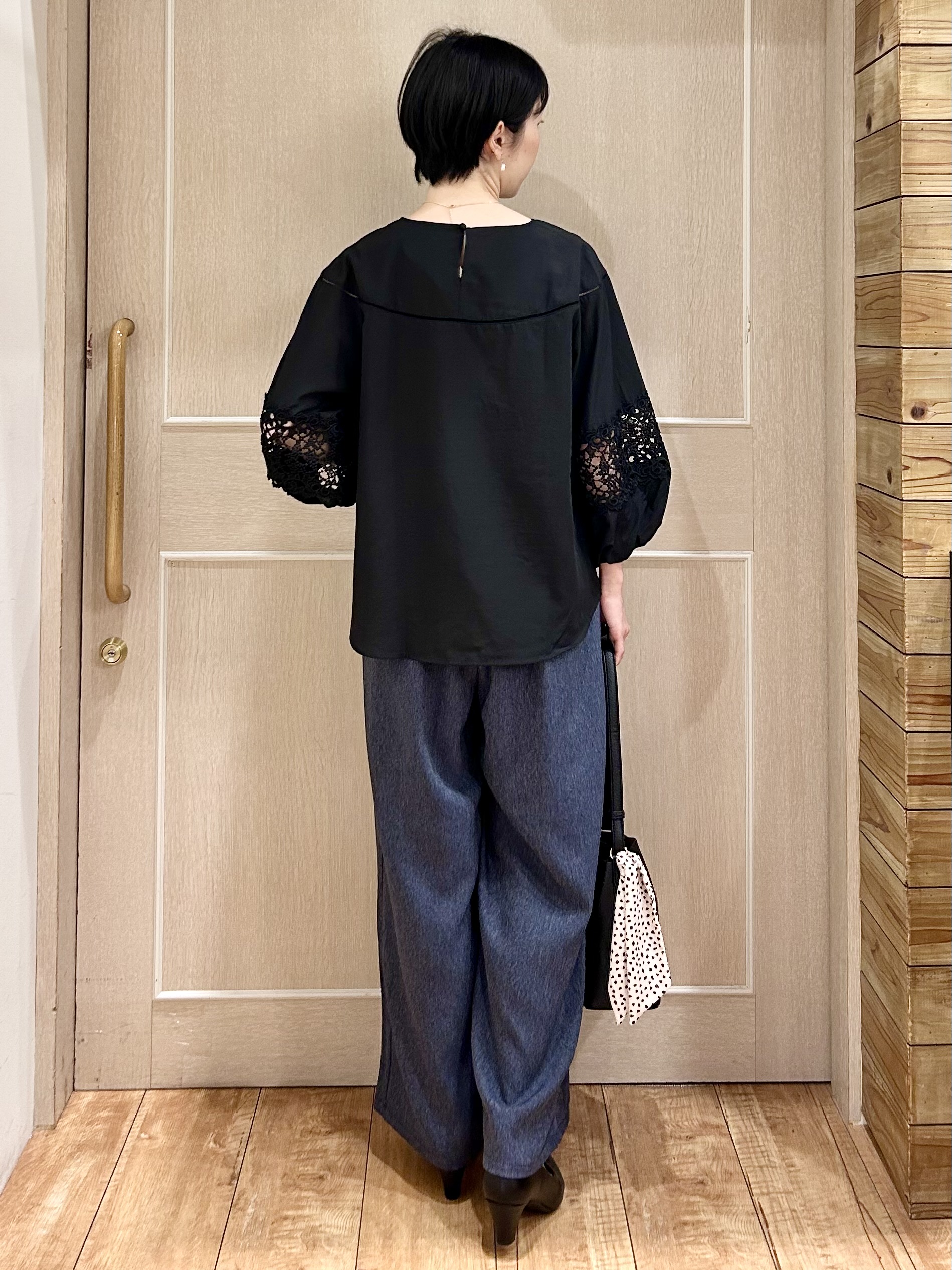 ちぐささんの「SHOO･LA･RUE｜【洗濯機可/7分袖】インせず着られる 透かし編み柄が上品な レース切替シャツ」を使ったコーディネート