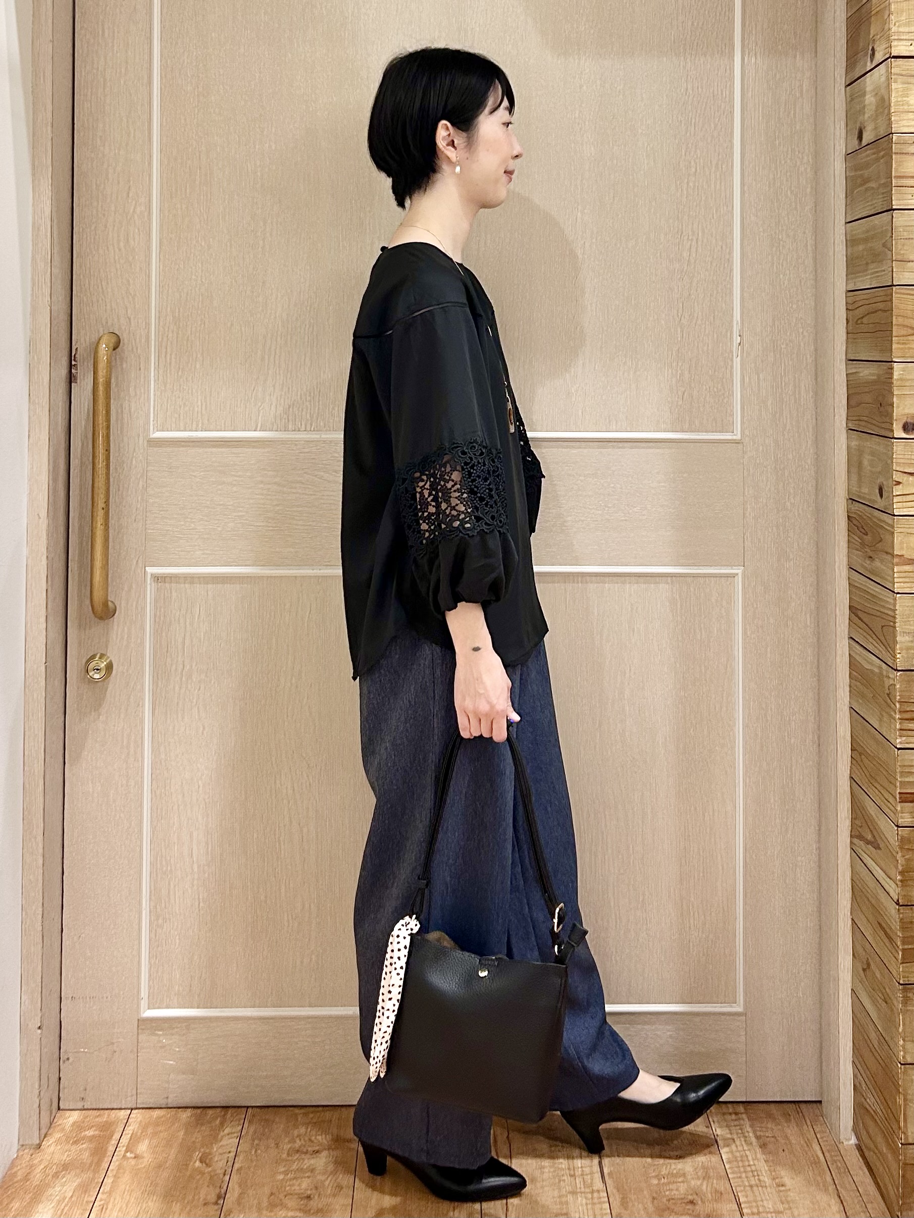 ちぐささんの「SHOO･LA･RUE｜【洗濯機可/7分袖】インせず着られる 透かし編み柄が上品な レース切替シャツ」を使ったコーディネート