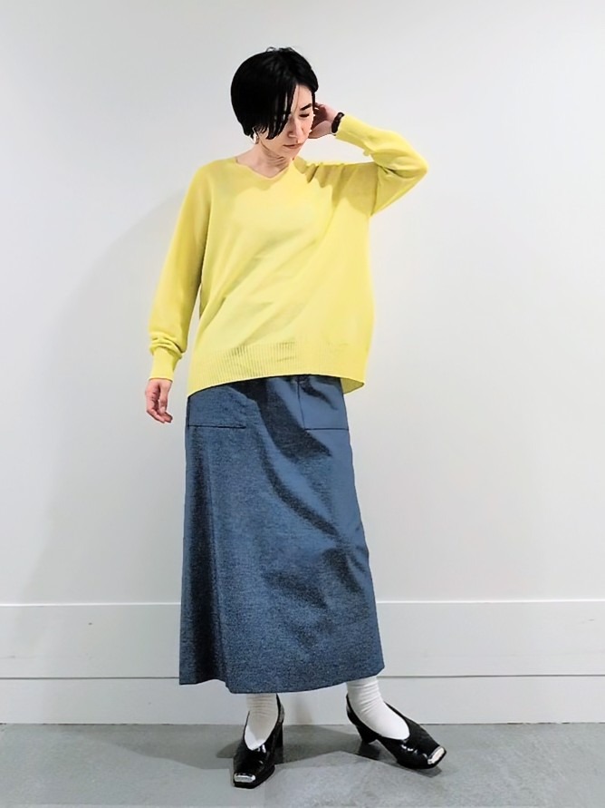 ミズタさんの「UNTITLED｜【7色展開/洗える/程よい透け感】ドライタッチVネックニット」を使ったコーディネート