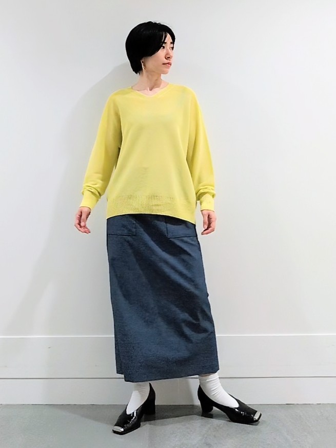 ミズタさんの「UNTITLED｜【7色展開/洗える/程よい透け感】ドライタッチVネックニット」を使ったコーディネート