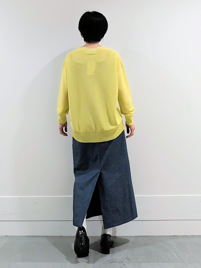 ミズタさんの「UNTITLED｜【7色展開/洗える/程よい透け感】ドライタッチVネックニット」を使ったコーディネート