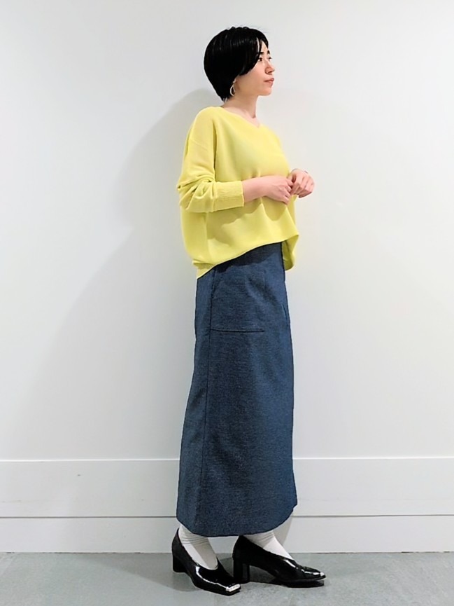 ミズタさんの「UNTITLED｜【7色展開/洗える/程よい透け感】ドライタッチVネックニット」を使ったコーディネート