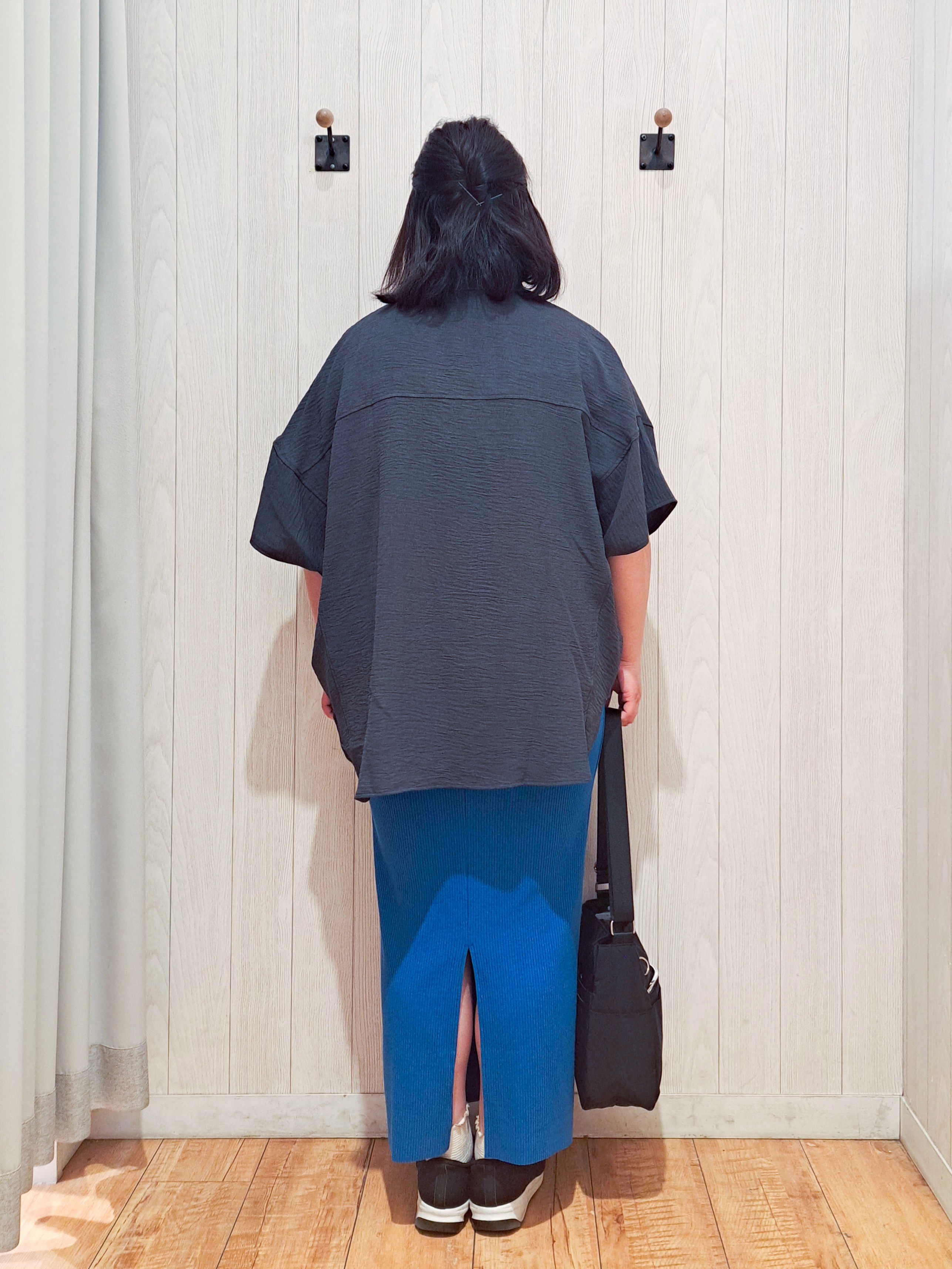 kotomiさんの「SHOO･LA･RUE｜【高レビュー/洗濯後しわになりにくい/体型カバー】きちんとゆるっと 大人の抜け感 ポンチョ風カラーシ」を使ったコーディネート