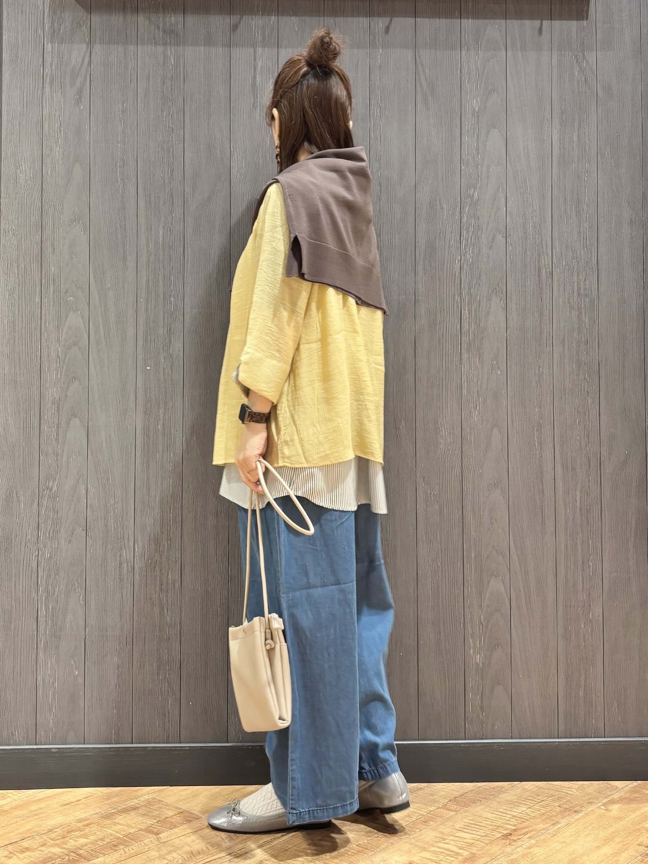 meiさんの「SHOO･LA･RUE｜【洗濯機可/ひんやり/UV】さらっとしたタッチが心地よい ショート丈 Vネックカーディガン」を使ったコーディネート