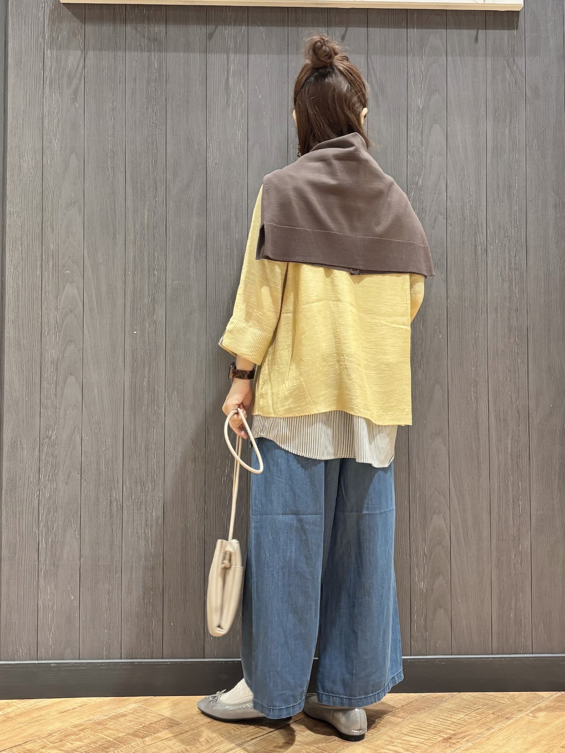 meiさんの「SHOO･LA･RUE｜【洗濯機可/ひんやり/UV】さらっとしたタッチが心地よい ショート丈 Vネックカーディガン」を使ったコーディネート