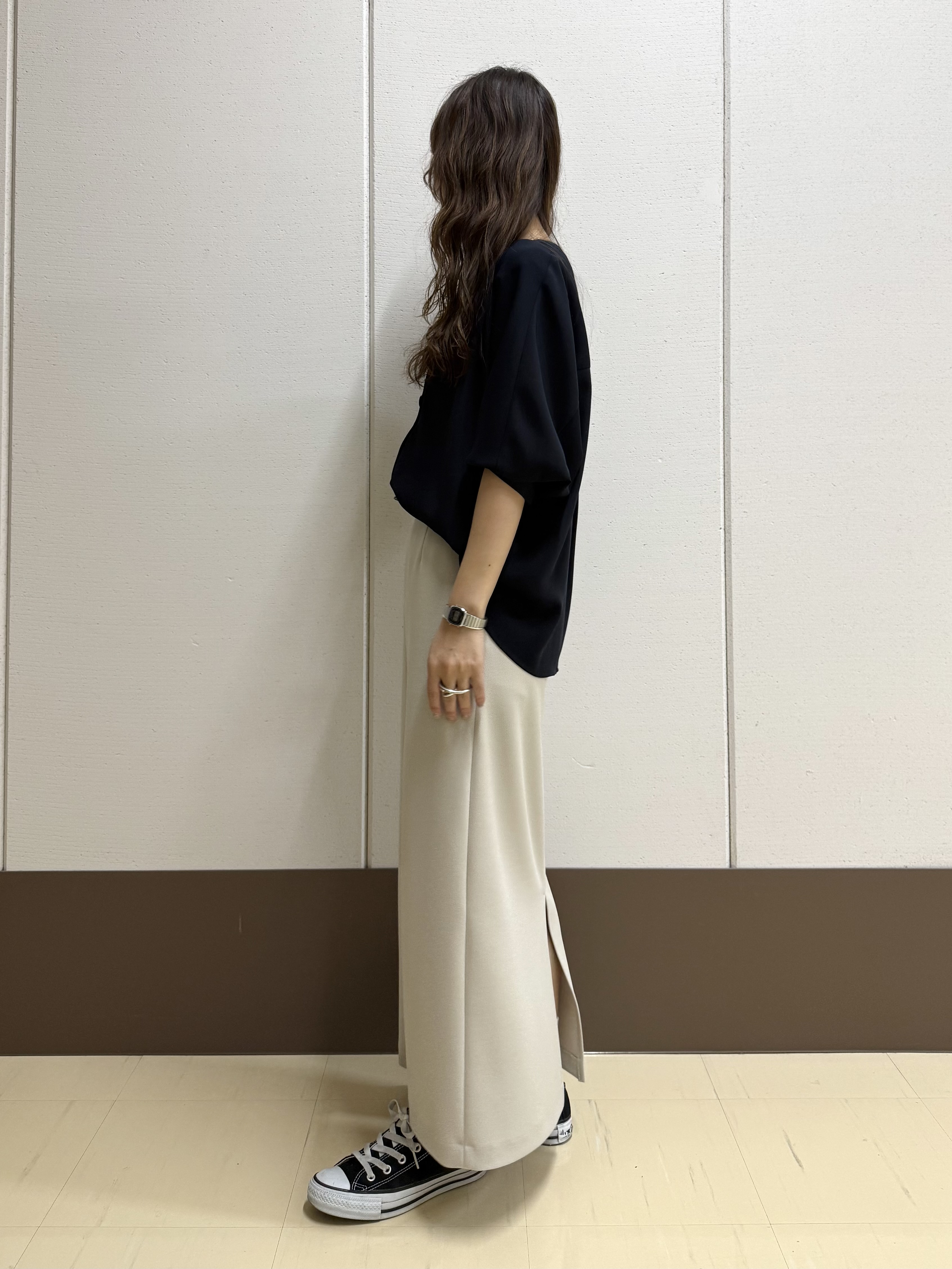 mamiさんの「INDIVI｜【洗える／UVケア／マットサテン】Vネックドルマンスリーブブラウス」を使ったコーディネート