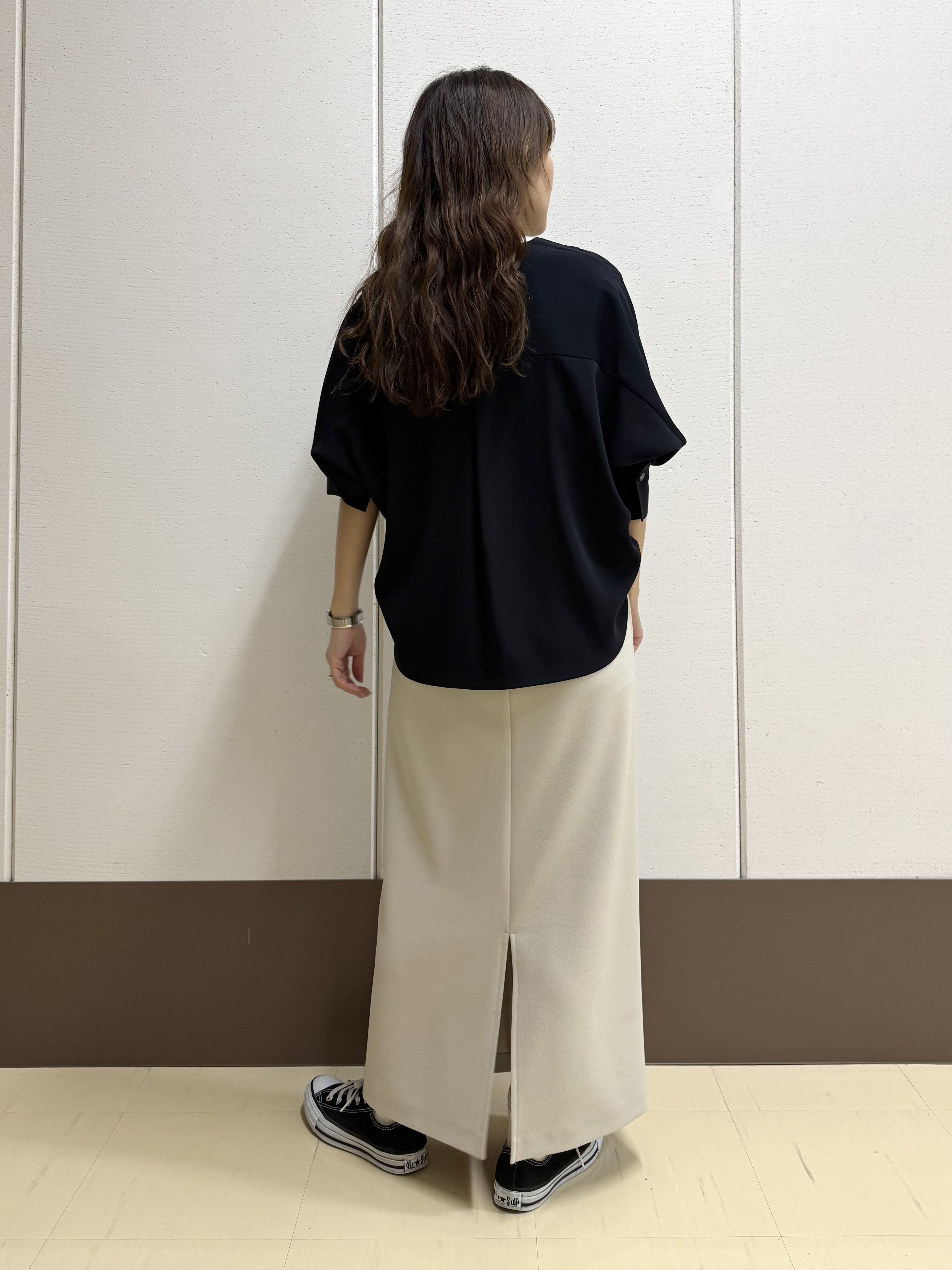 mamiさんの「INDIVI｜【洗える／UVケア／マットサテン】Vネックドルマンスリーブブラウス」を使ったコーディネート