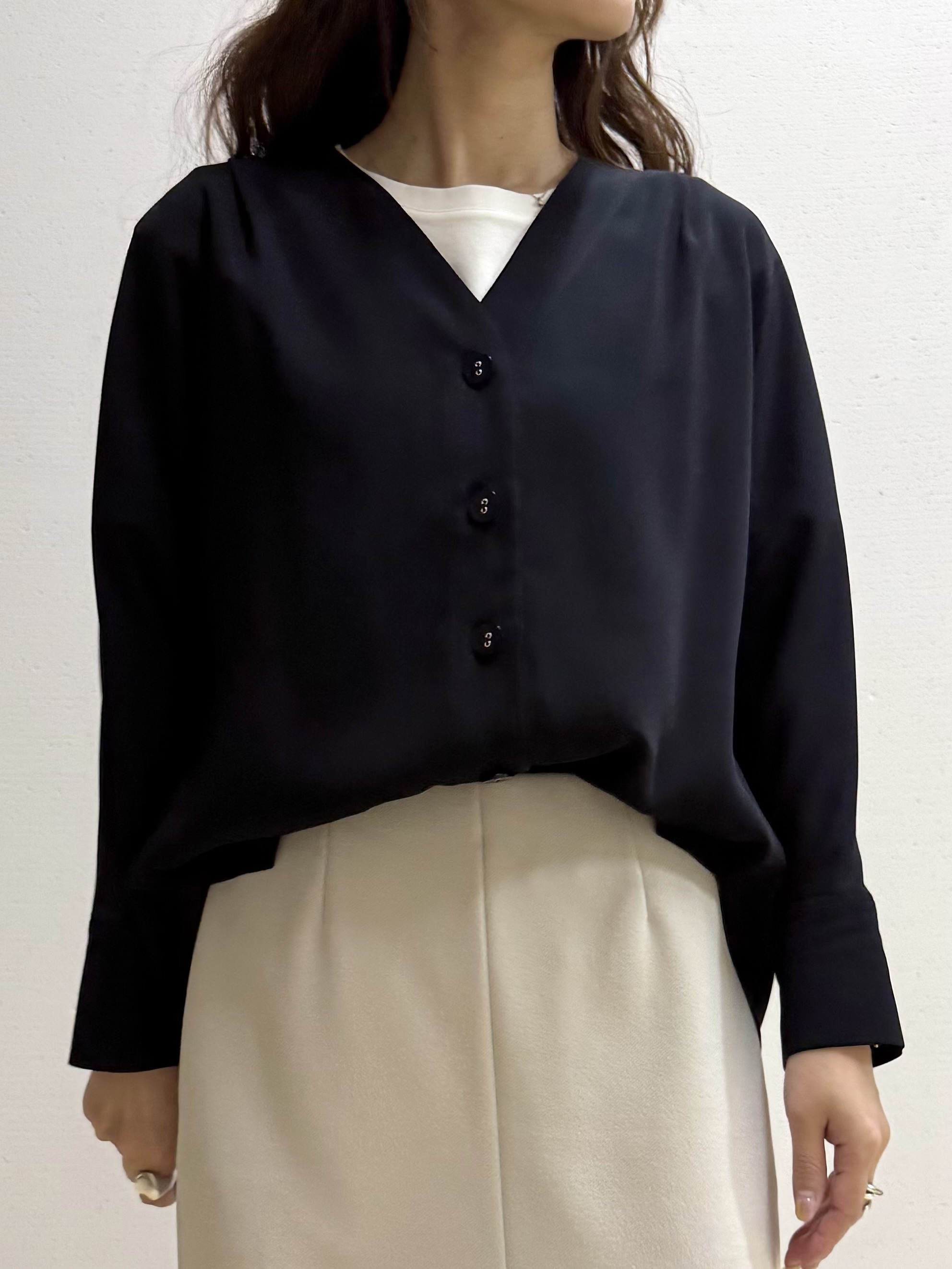 mamiさんの「INDIVI｜【洗える／UVケア／マットサテン】Vネックドルマンスリーブブラウス」を使ったコーディネート