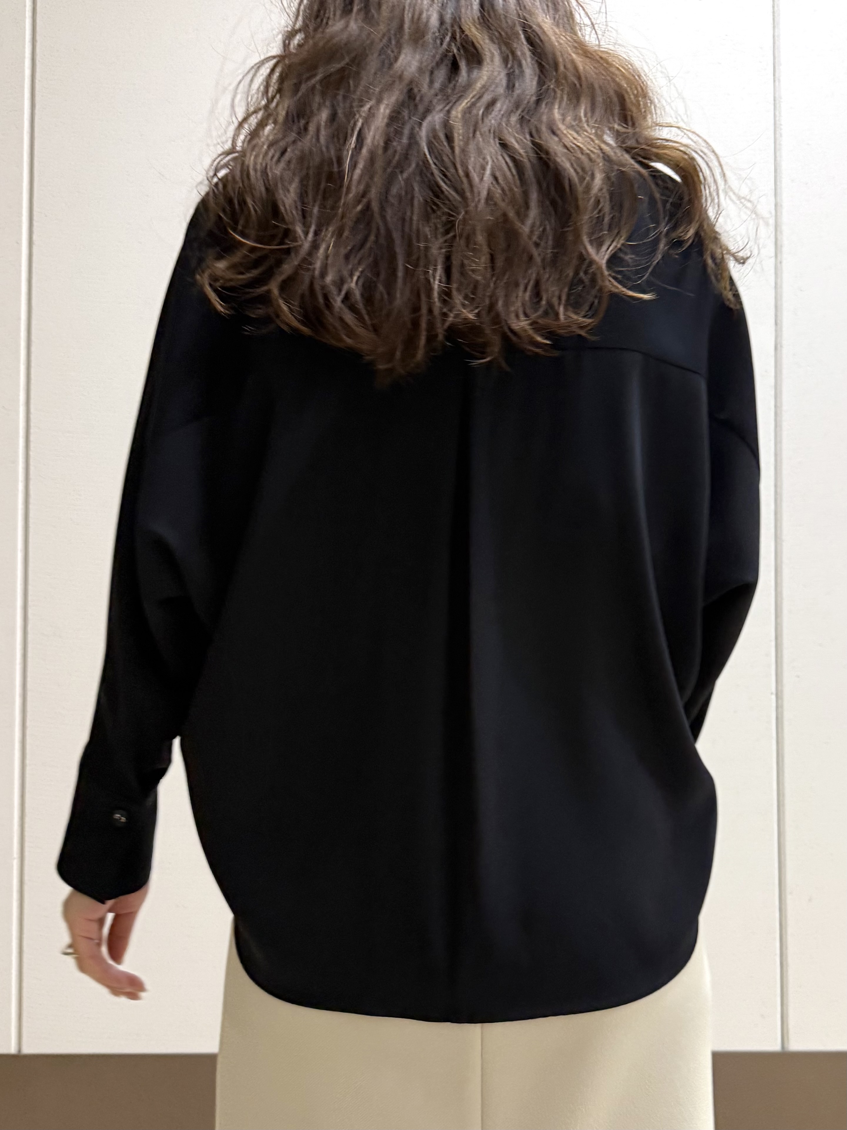 mamiさんの「INDIVI｜【洗える／UVケア／マットサテン】Vネックドルマンスリーブブラウス」を使ったコーディネート