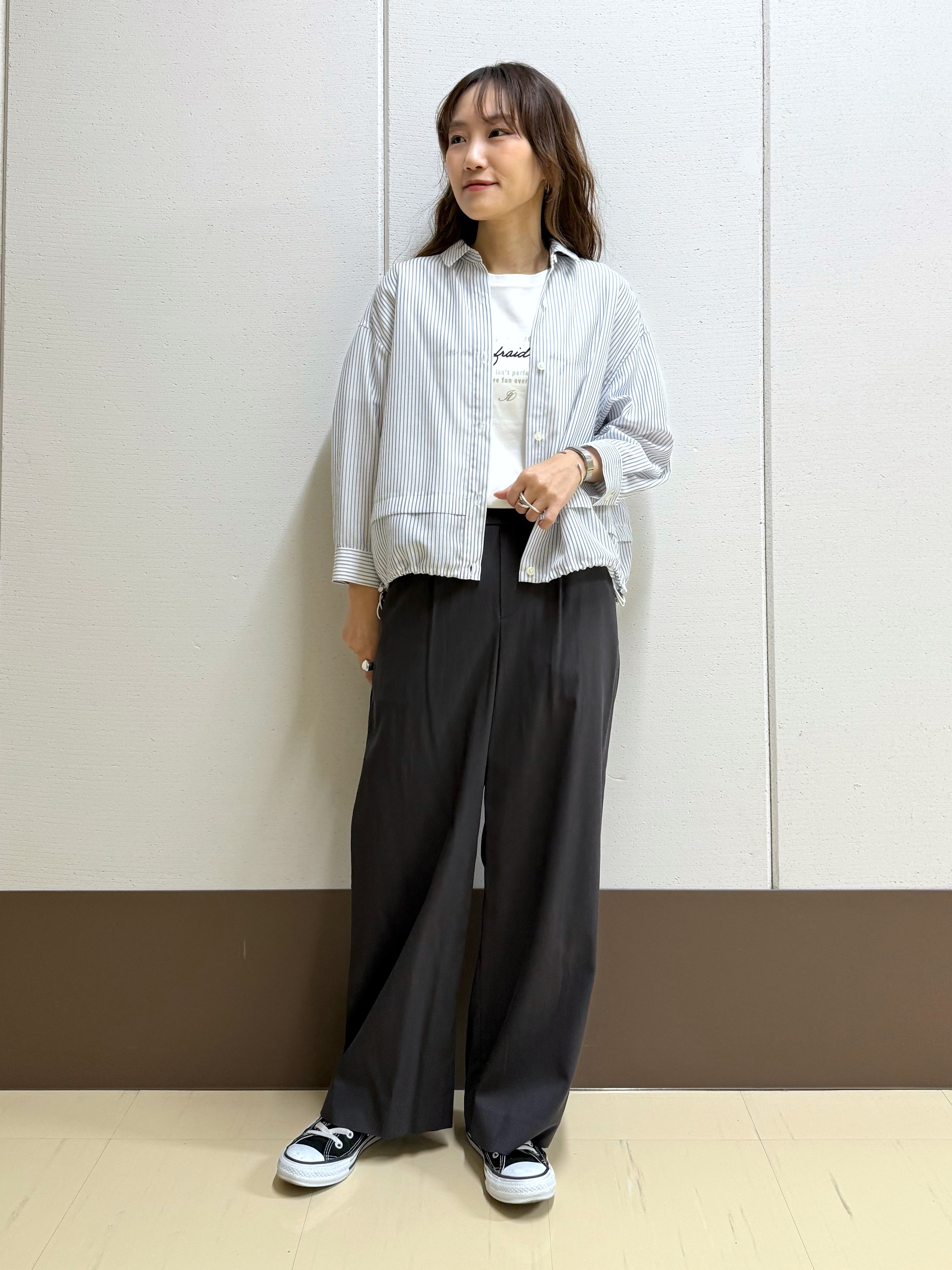 mamiさんの「INDIVI｜【接触冷感／洗える／2WAY】ドロスト付 シアーシャンブレーシャツ」を使ったコーディネート