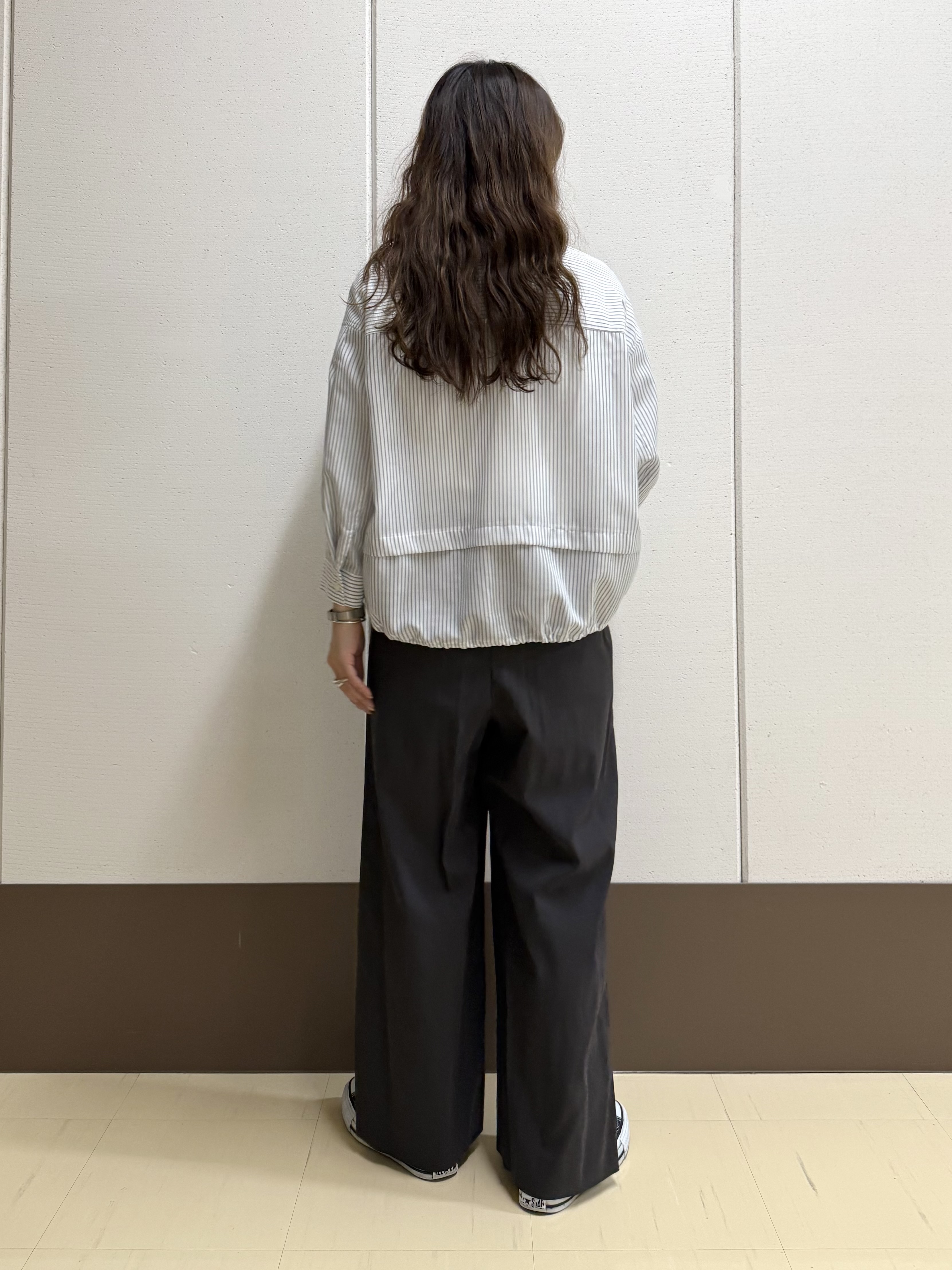 mamiさんの「INDIVI｜【接触冷感／洗える／2WAY】ドロスト付 シアーシャンブレーシャツ」を使ったコーディネート
