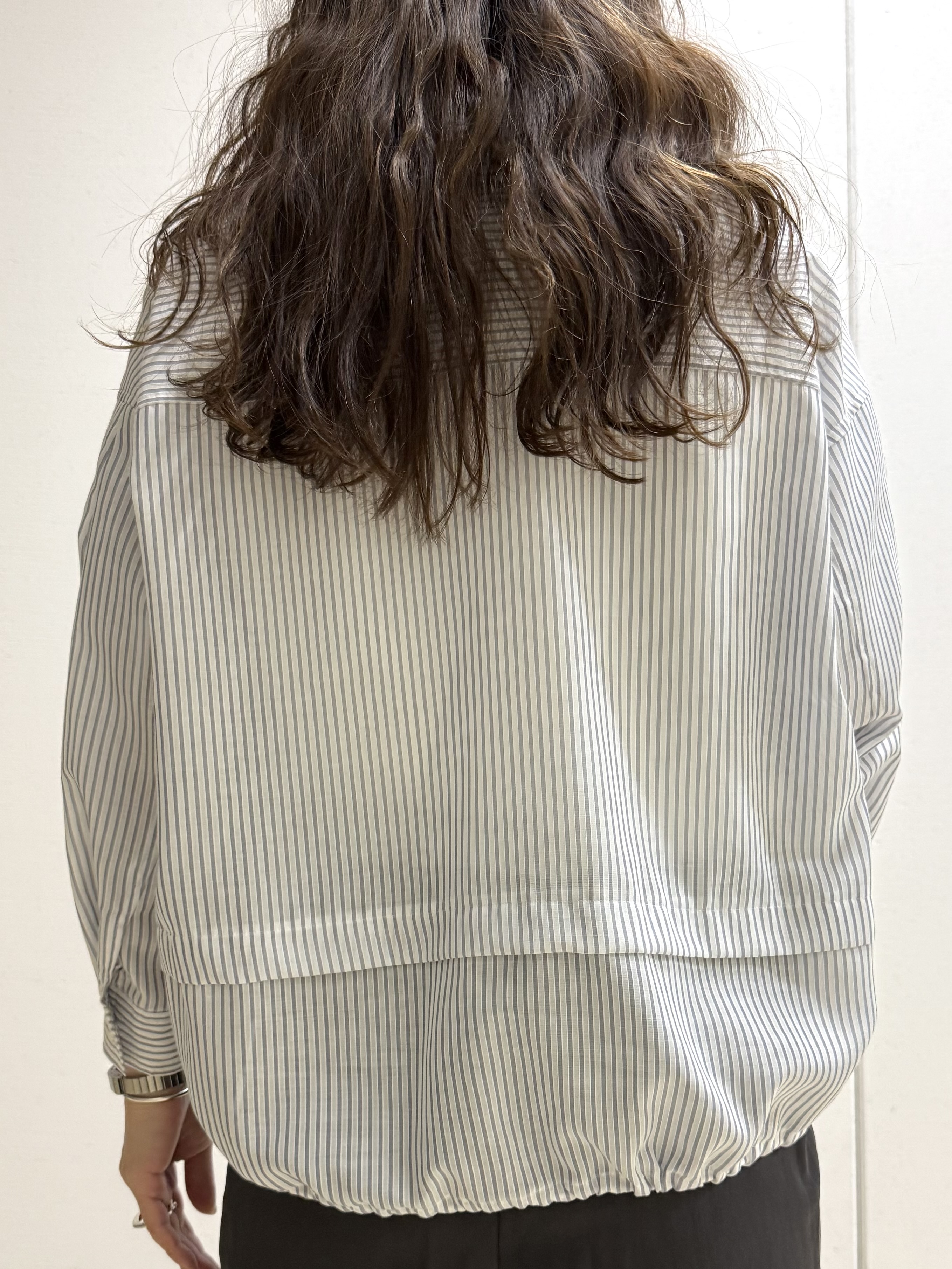 mamiさんの「INDIVI｜【接触冷感／洗える／2WAY】ドロスト付 シアーシャンブレーシャツ」を使ったコーディネート