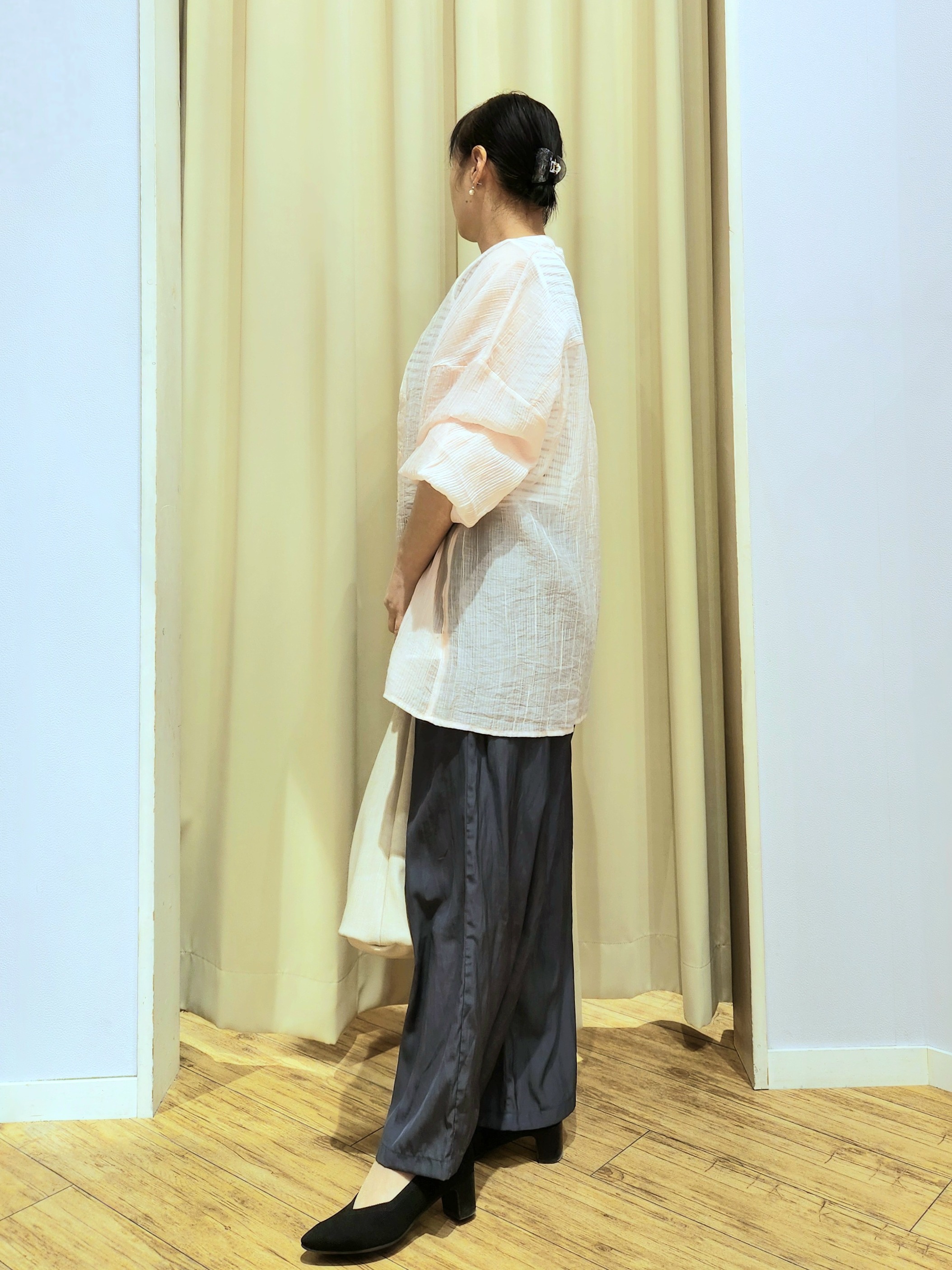 くまさんの「SHOO･LA･RUE｜【S-LL】大人のシアー感 風合い楽しむバンドカラーシャツ」を使ったコーディネート