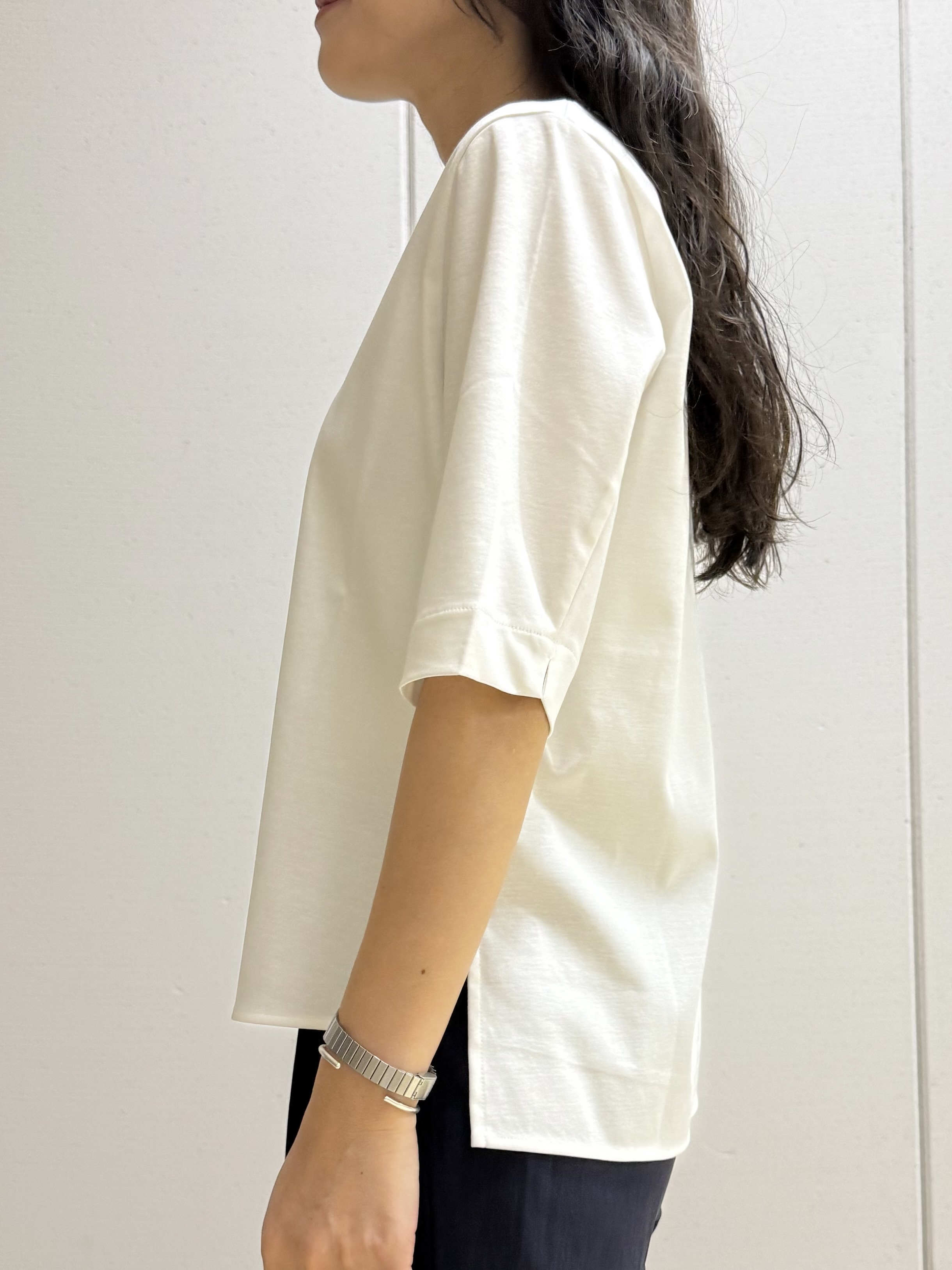 mamiさんの「INDIVI｜【抗菌防臭／消臭】上品光沢コットンTシャツ」を使ったコーディネート