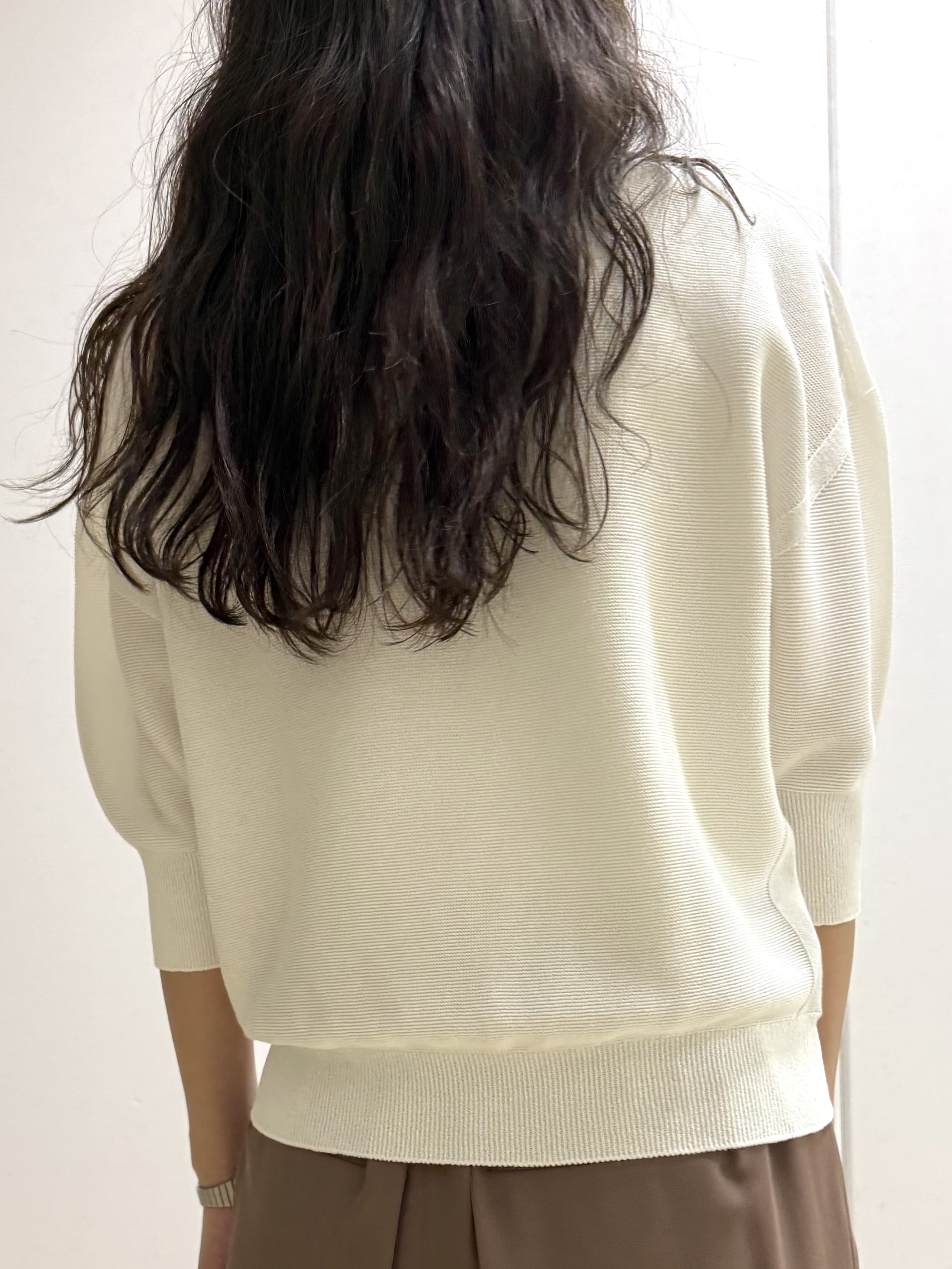 mamiさんの「INDIVI｜【洗える／ドライタッチ／和紙混】ガーター編みニット」を使ったコーディネート