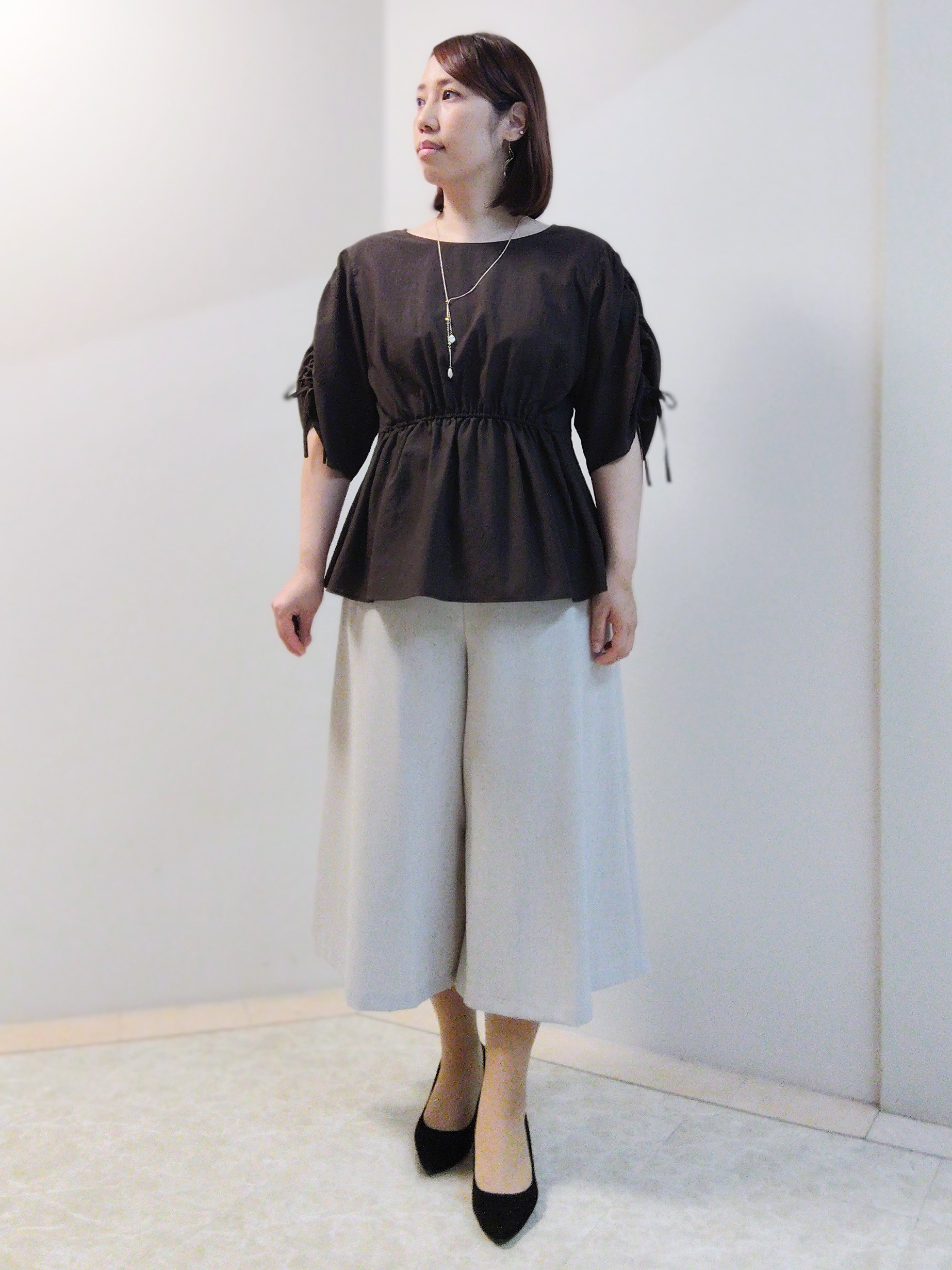エリさんの「Reflect｜【通気性あり／涼しい／マシンウォッシャブル】ウエストギャザーブラウス」を使ったコーディネート