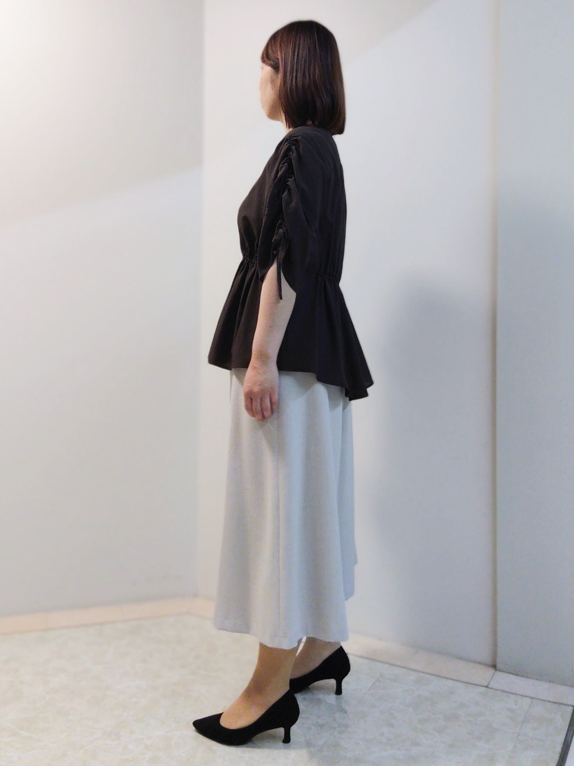 エリさんの「Reflect｜【通気性あり／涼しい／マシンウォッシャブル】ウエストギャザーブラウス」を使ったコーディネート