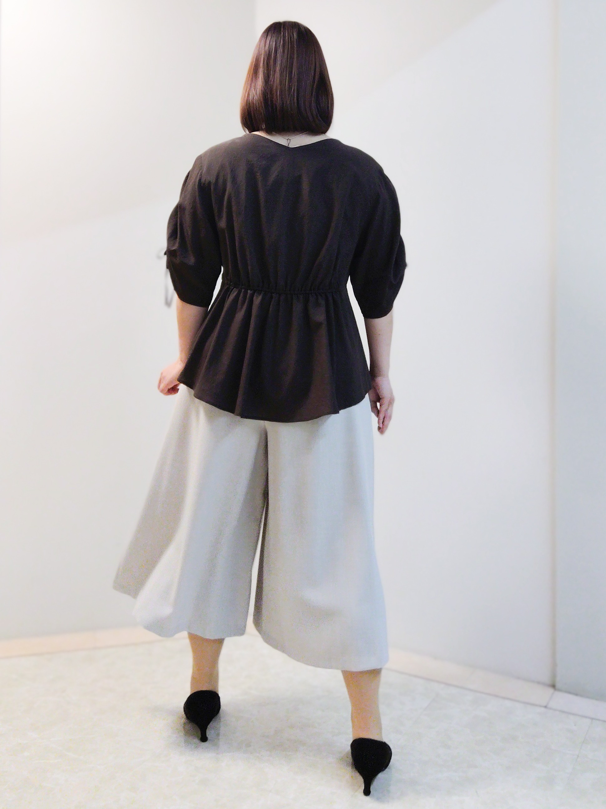 エリさんの「Reflect｜【通気性あり／涼しい／マシンウォッシャブル】ウエストギャザーブラウス」を使ったコーディネート