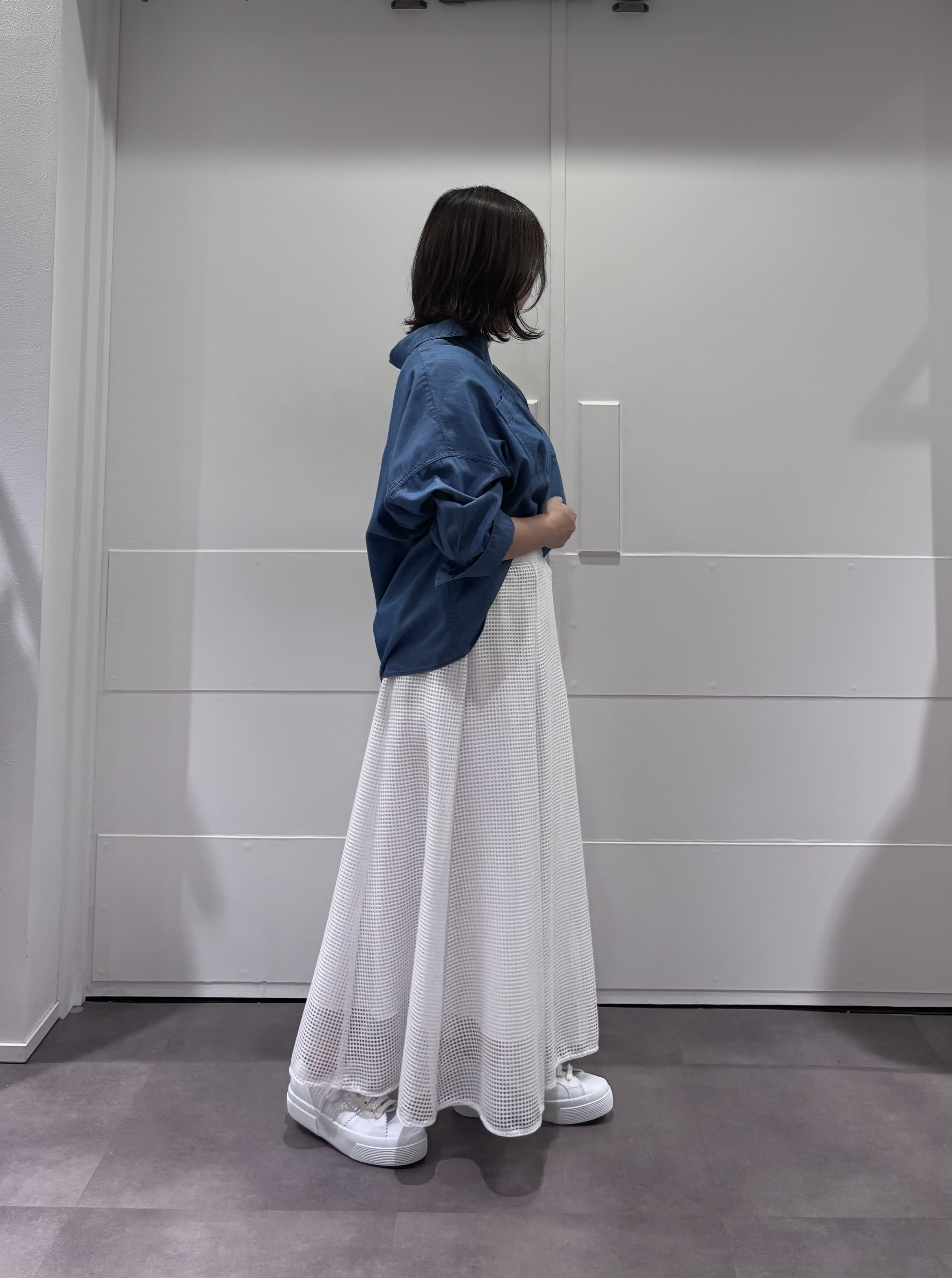 TOKOさんの「UNTITLED｜【コットン100%/洗える】エアリーデニムシャツ」を使ったコーディネート
