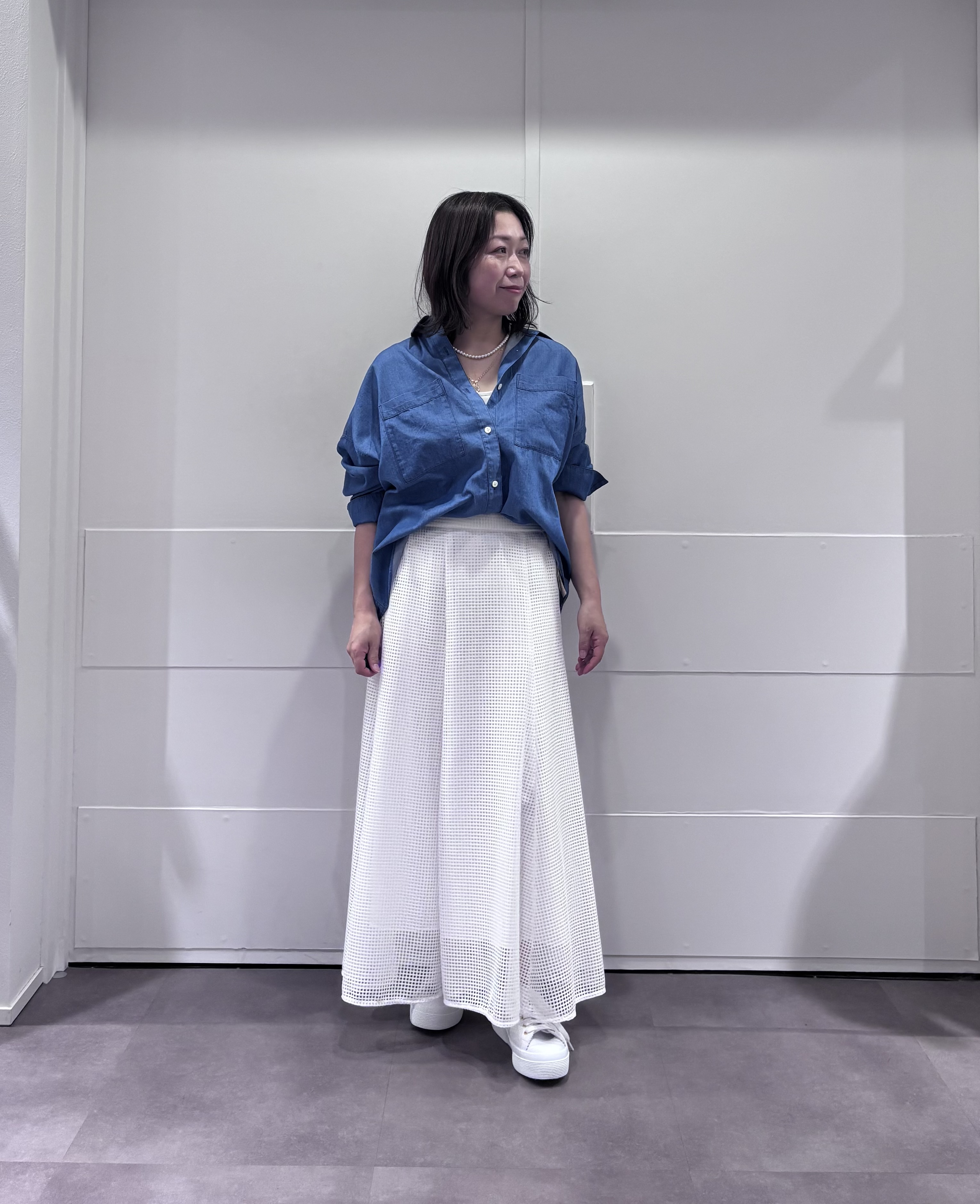 TOKOさんの「UNTITLED｜【コットン100%/洗える】エアリーデニムシャツ」を使ったコーディネート