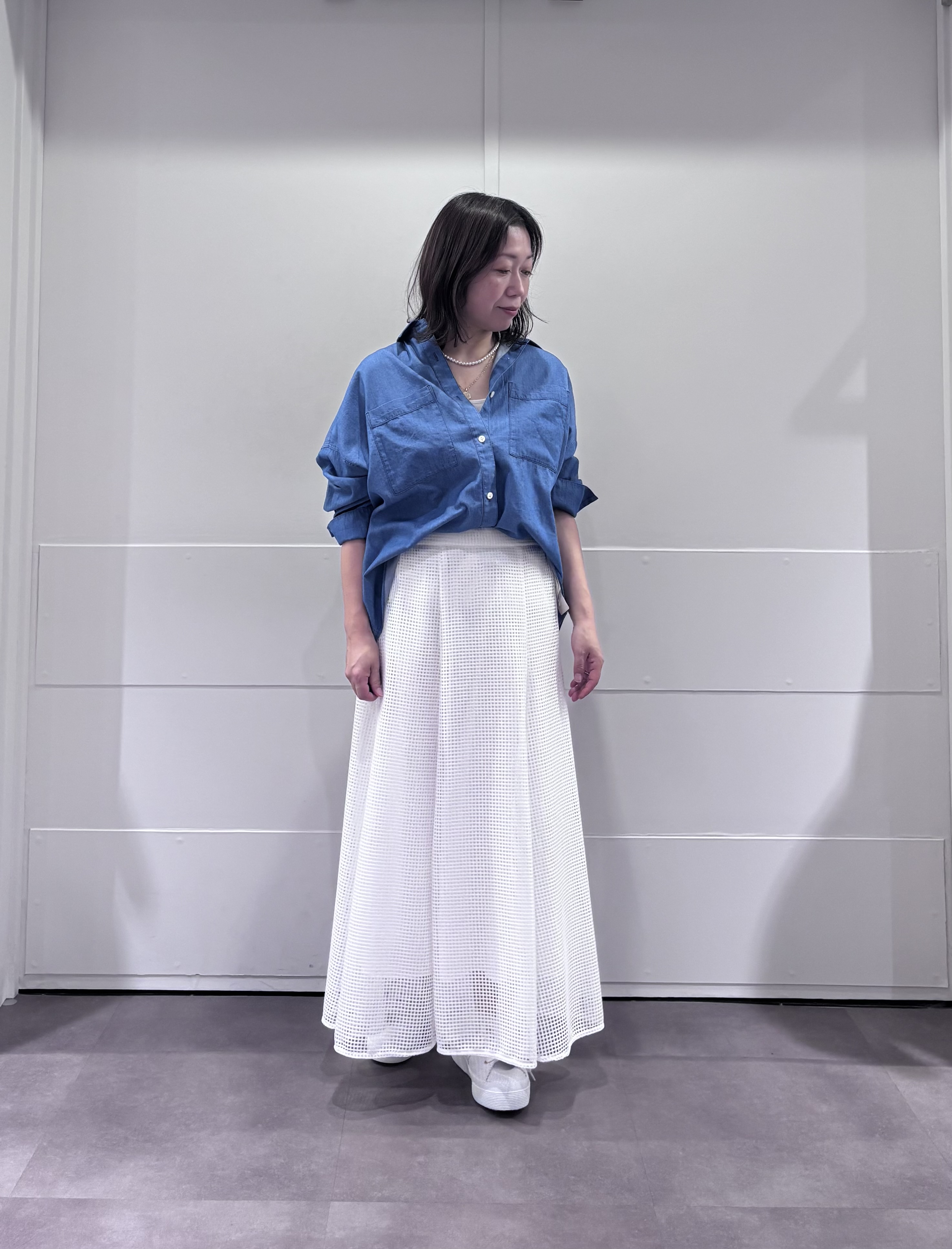 TOKOさんの「UNTITLED｜【コットン100%/洗える】エアリーデニムシャツ」を使ったコーディネート