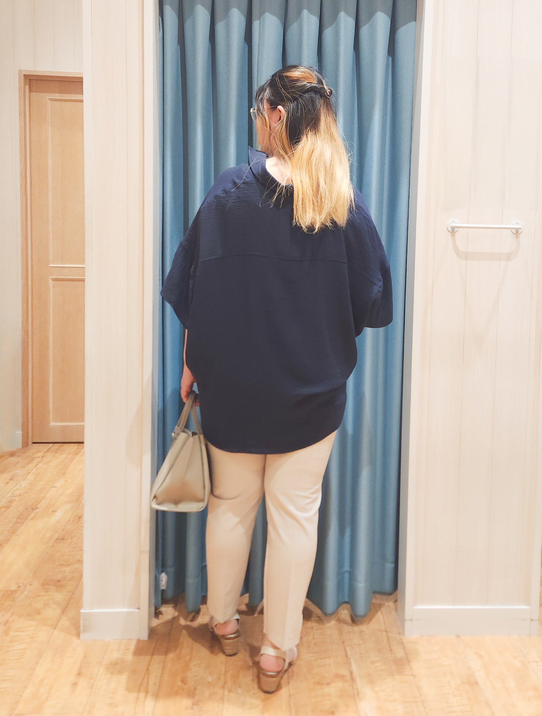 れーやんさんの「SHOO･LA･RUE｜【高レビュー/洗濯後しわになりにくい/体型カバー】きちんとゆるっと 大人の抜け感 ポンチョ風カラーシ」を使ったコーディネート